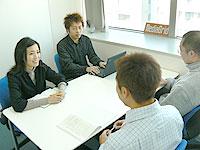 エンジニア同士、熱のこもった<br />議論が繰り広げられる。