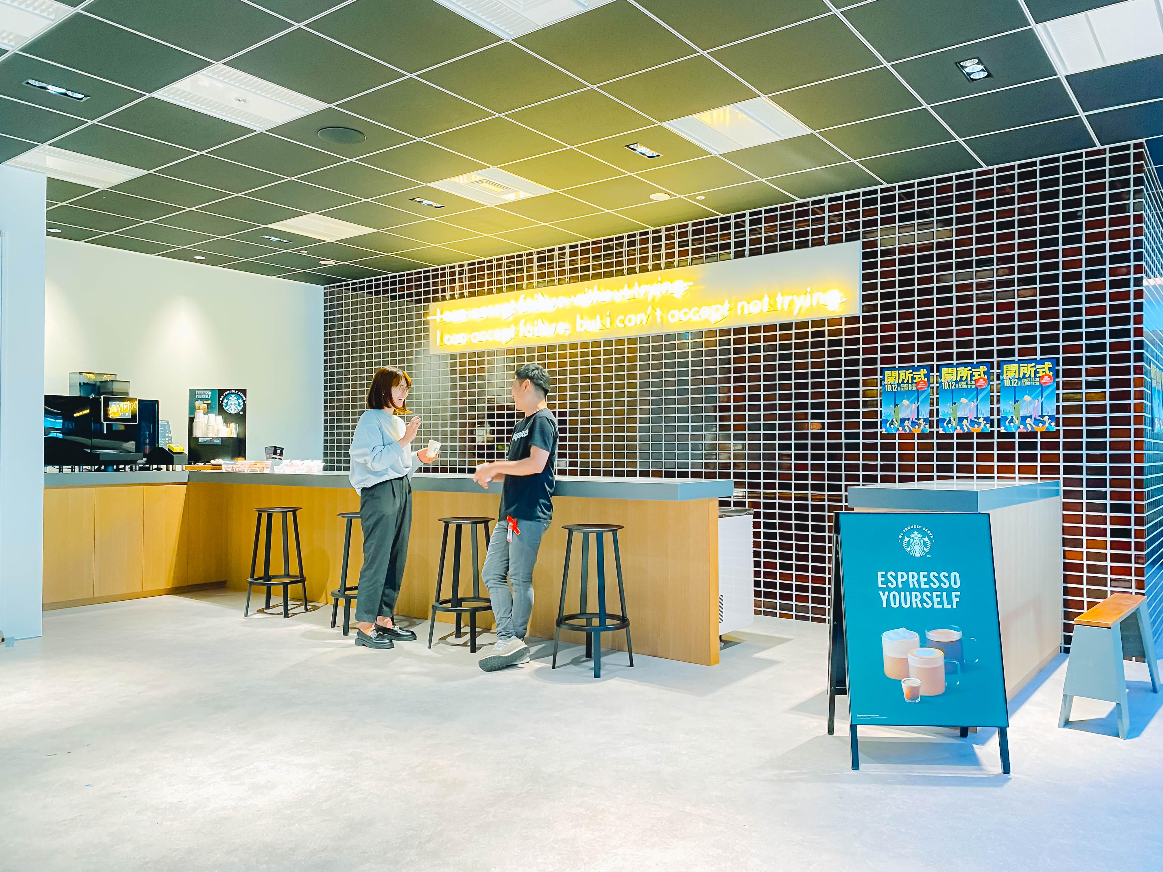 社内にはバーカウンターがあり、ビールサーバーとコーヒーマシン、軽食があります。社員が自然と集まり、気軽にコミュニケーションを交わすことができます