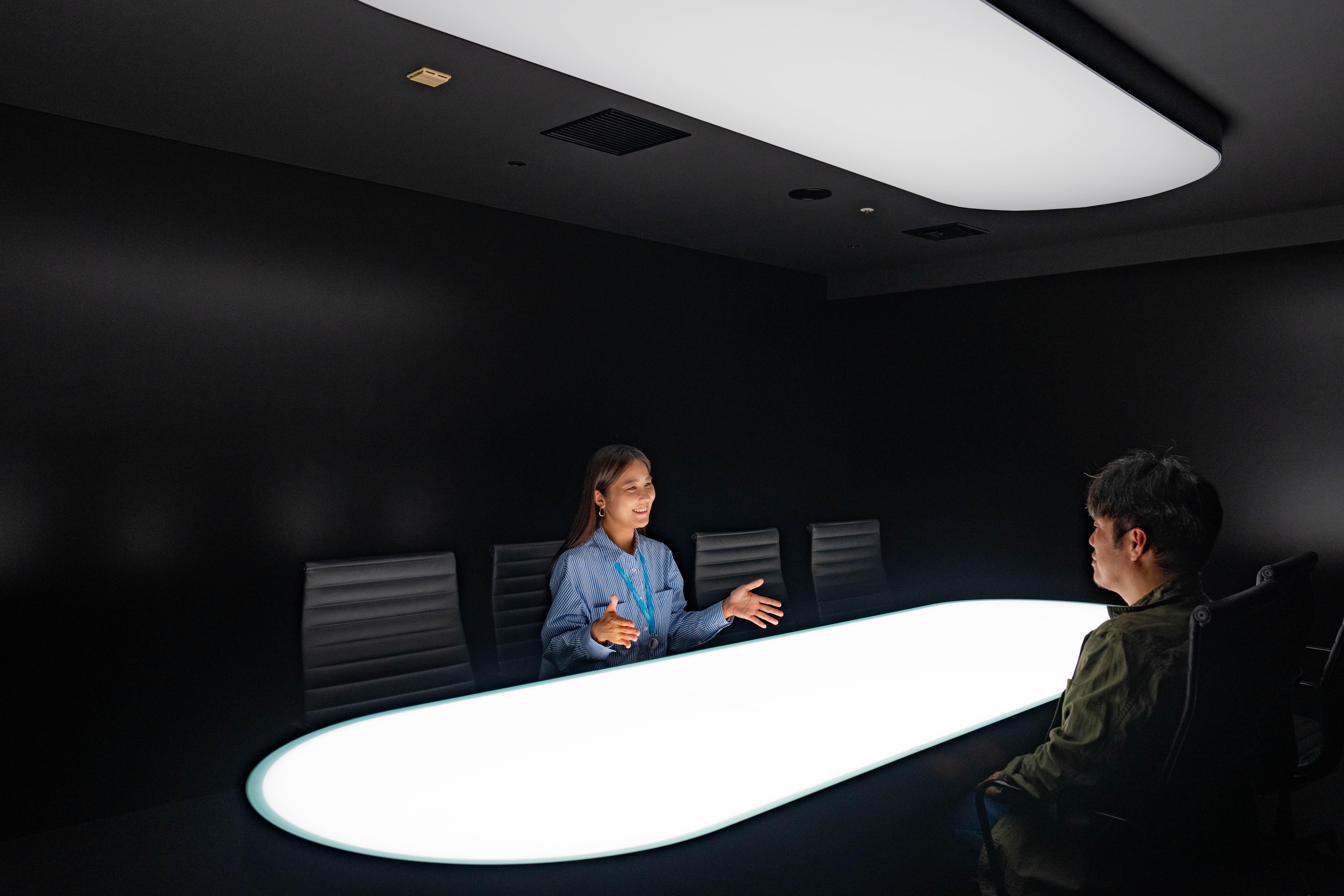 ガジェットを持ち込まず表情だけが見える場を意識して作られた黒い部屋