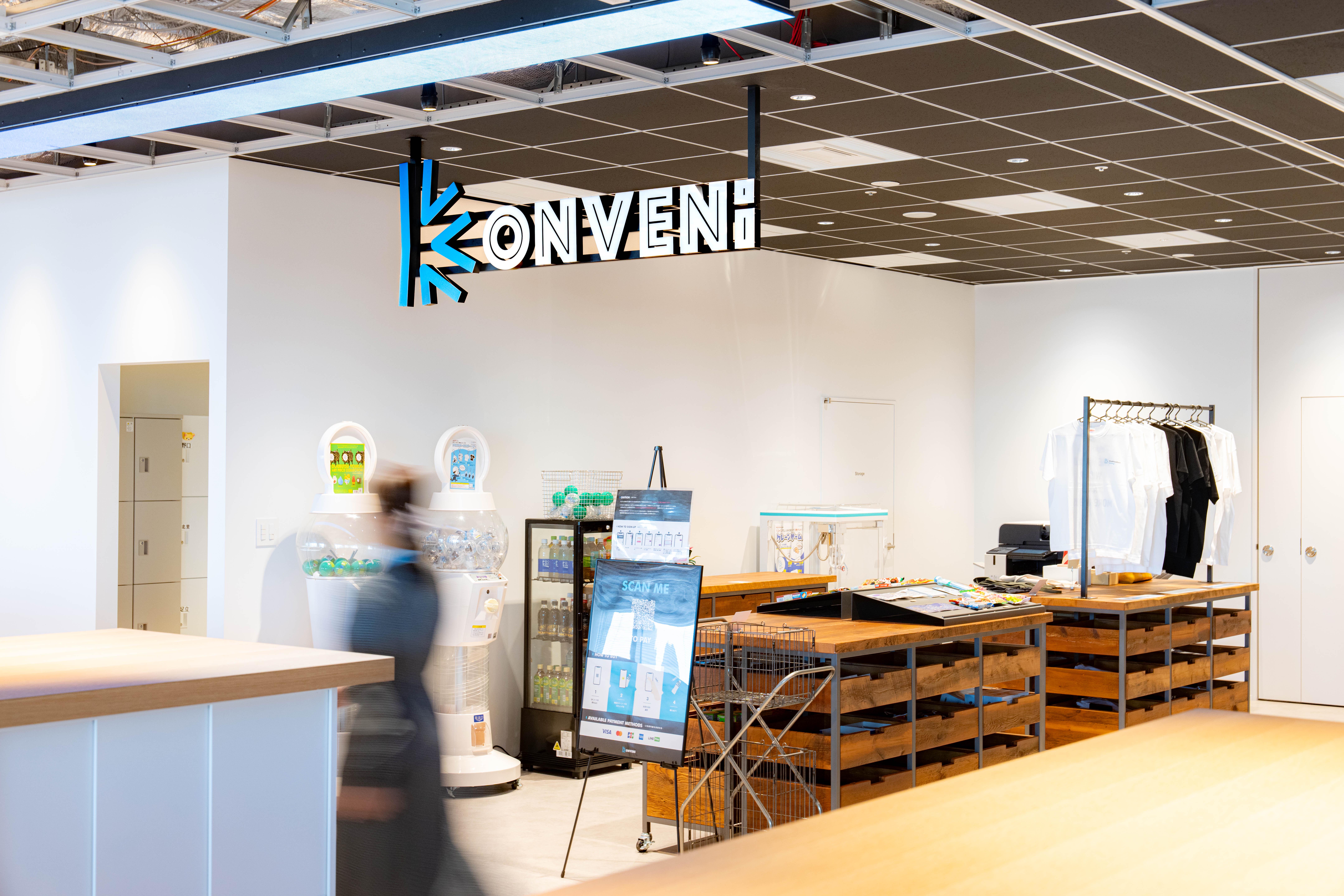 弊社によって企画・運営している社内無人コンビニエンスストア「KONVENi」。オリジナル商品として自社ロゴ入りグッズを販売しております