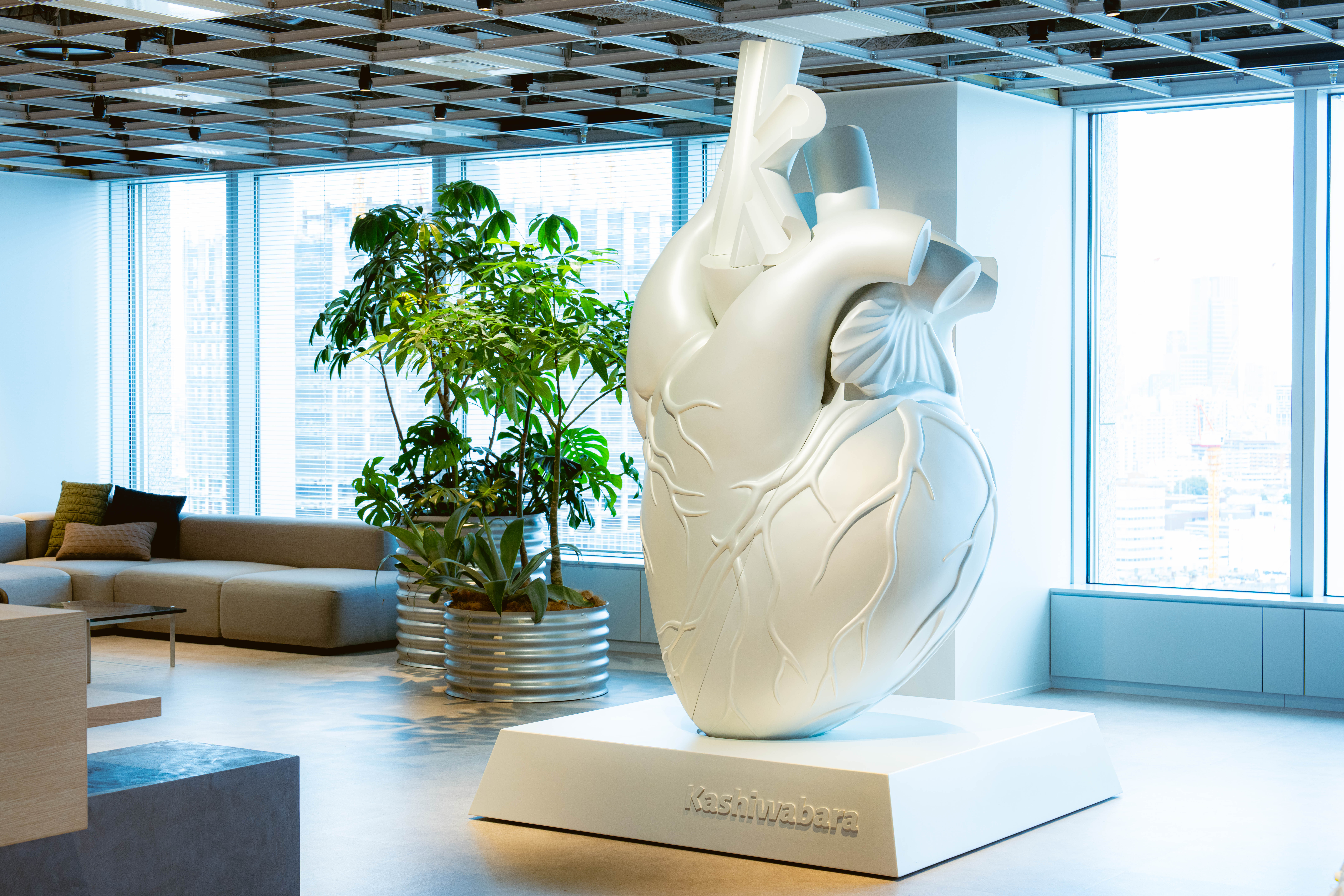 弊社入り口にあると必ず視界に入る、巨大な心臓の形をしたオブジェ。造形アーティストがこのオフィスの為に特別に製作したもので、社会を循環させるエネルギーの源を表現しています