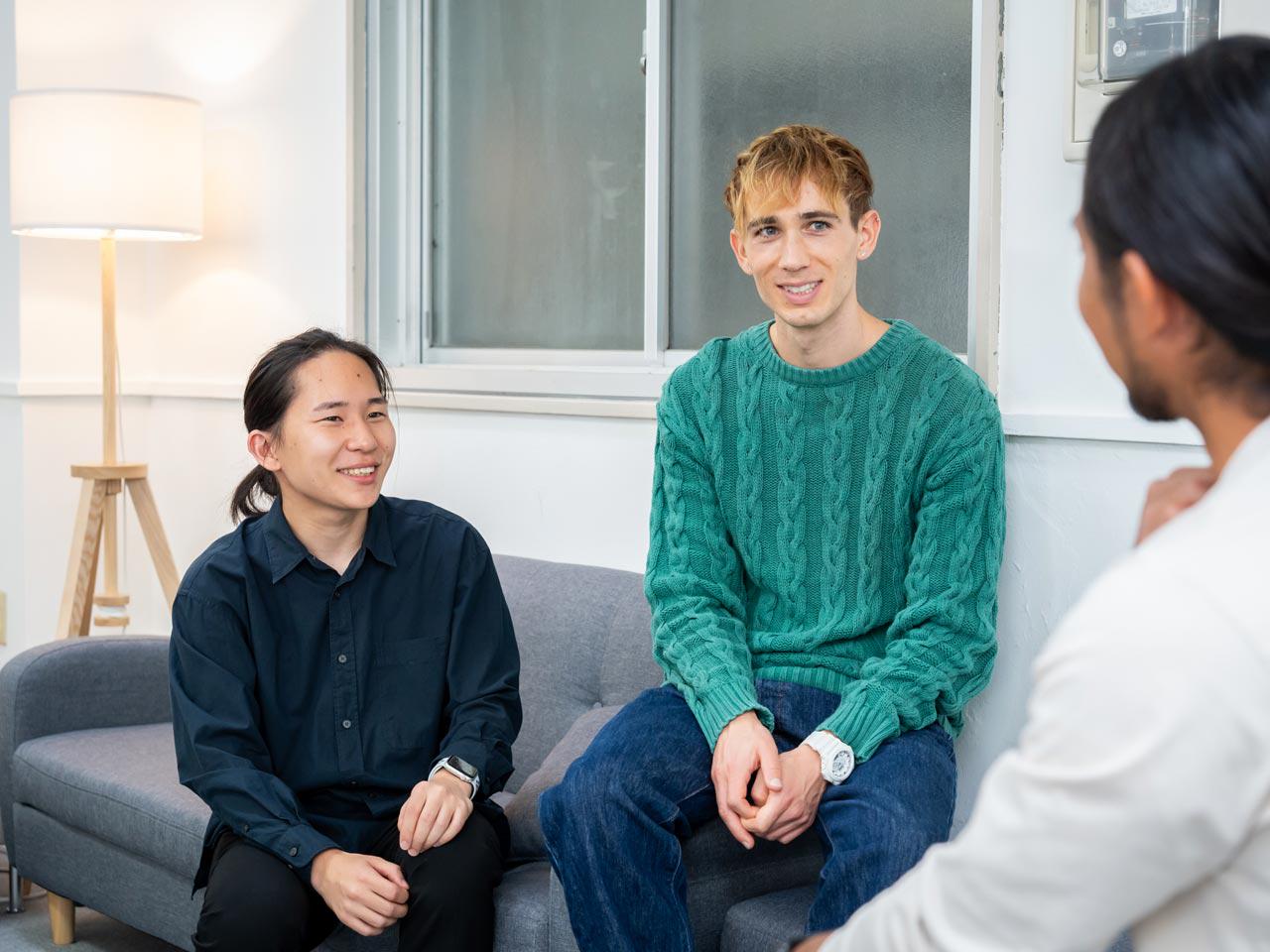 無駄なストレスや労力を通勤に使わなくても済むよう、フルリモートの勤務形態を採用。また社員の声も踏まえて、近々オフィス移転も計画しており、ハイブリッドで社員が働きやすい環境づくりを用意したいと考えている。