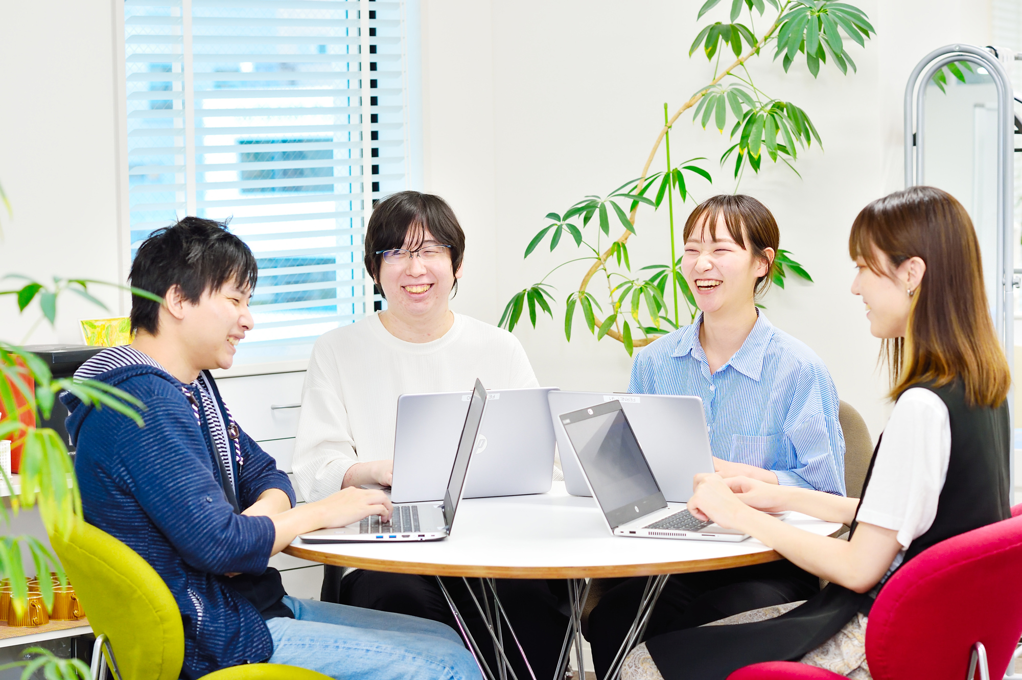 東京本社を中心に、名古屋事業所や顧客先などで、20代から50代までのメンバーが和気あいあいと仕事に取り組んでいる。