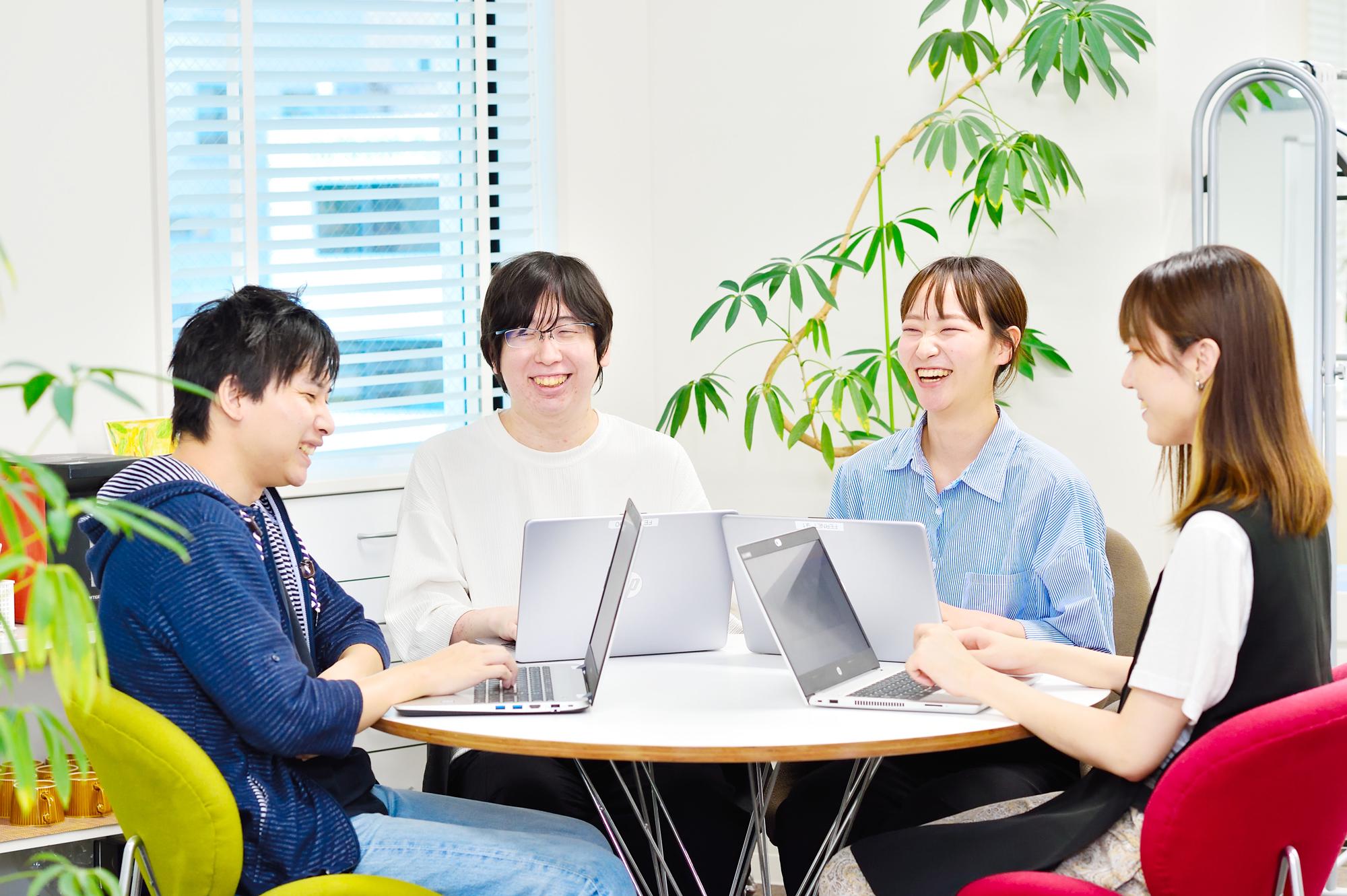 東京本社を中心に、名古屋事業所や顧客先などで、20代から50代までのメンバーが和気あいあいと仕事に取り組んでいる。