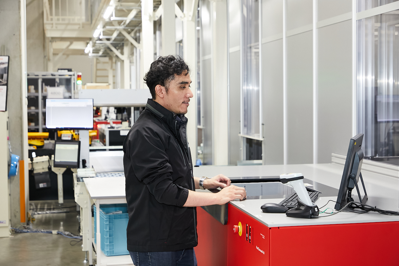 世界で広まる『AutoStore』の日本代理店をいち早く担い、物流企業やメーカーへ導入。千葉県市川市にはこのシステムを導入した施設もオープンさせた。