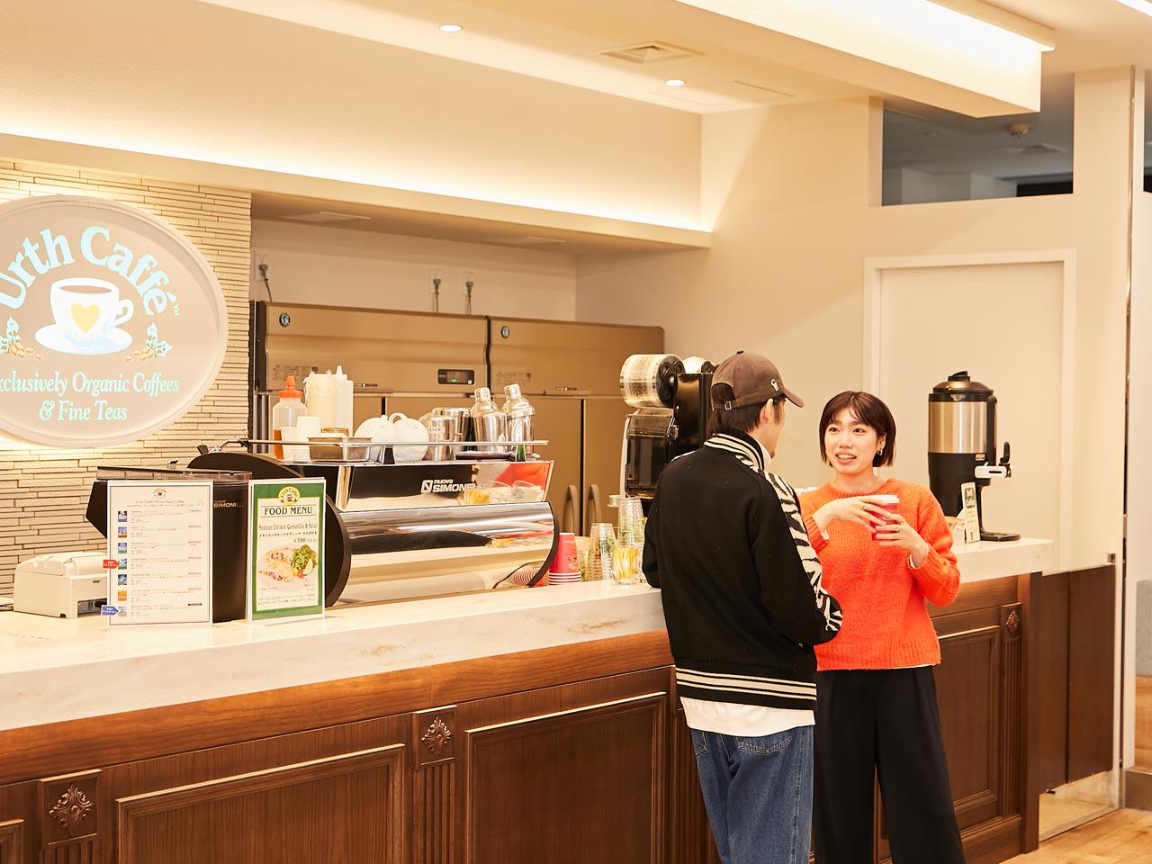 ジャケットを着用している者もいれば、ジーンズを着崩したストリート系ファッションの若手社員やボディコンシャスな服を着た女性社員もいるなど、よい意味で刺激的な環境があると言える。