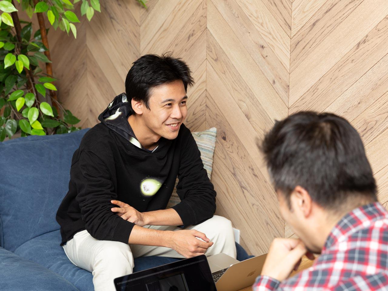 ボトムアップ型の組織を作るために「木曜会」と呼ぶ会議を法人設立以来、10年以上続けており、働きやすさと働き甲斐を追求している。