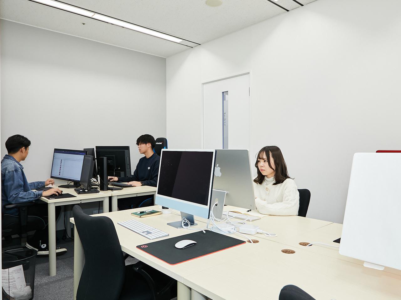 今後の事業拡大を目指す中、同社では広告のクリエイティブを担うデザイナーの採用を進めている。