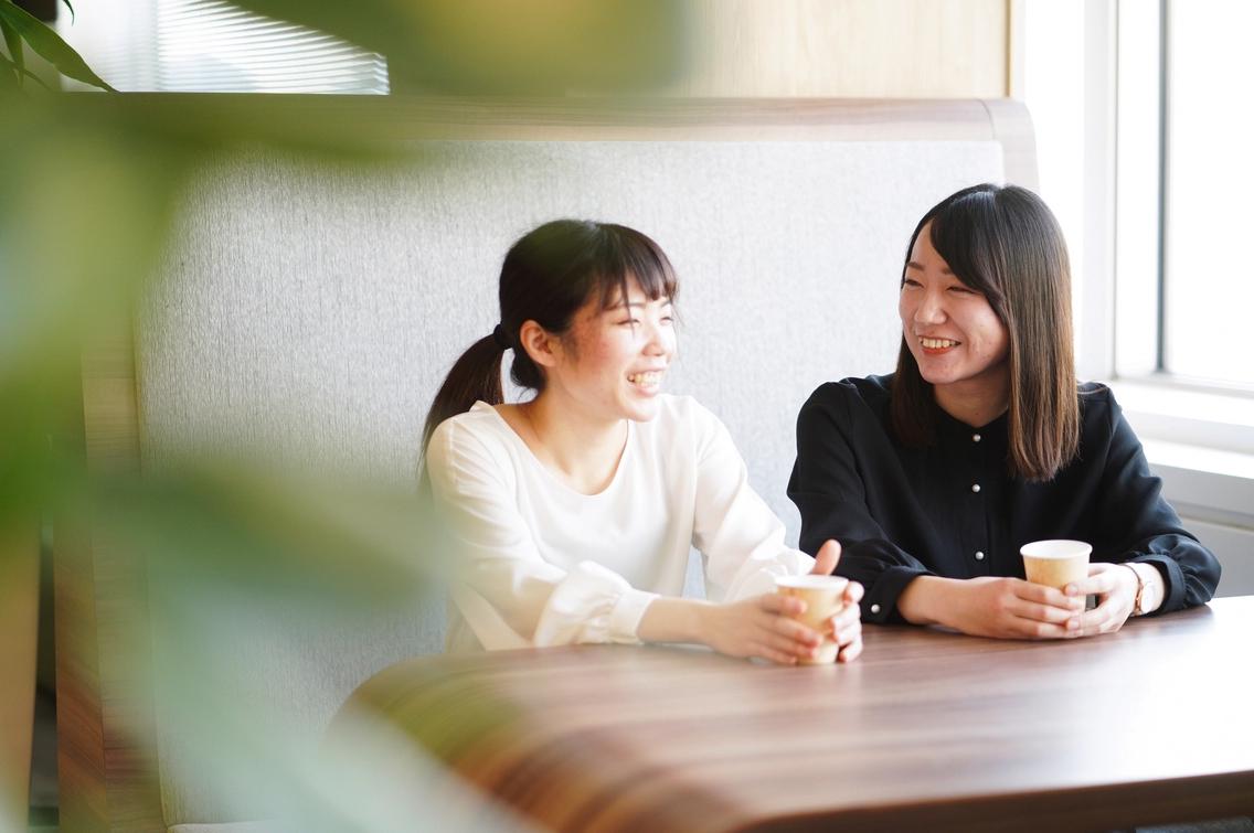 各企業の代表や上司とも、フランクにコミュニケーションが取れるようチャットツールも存在。評価について率直に話を聞くことができるので、自分の役割や貢献がクリアになり、自分だけでなく企業全体の目標にもコミットしている実感を得られます。