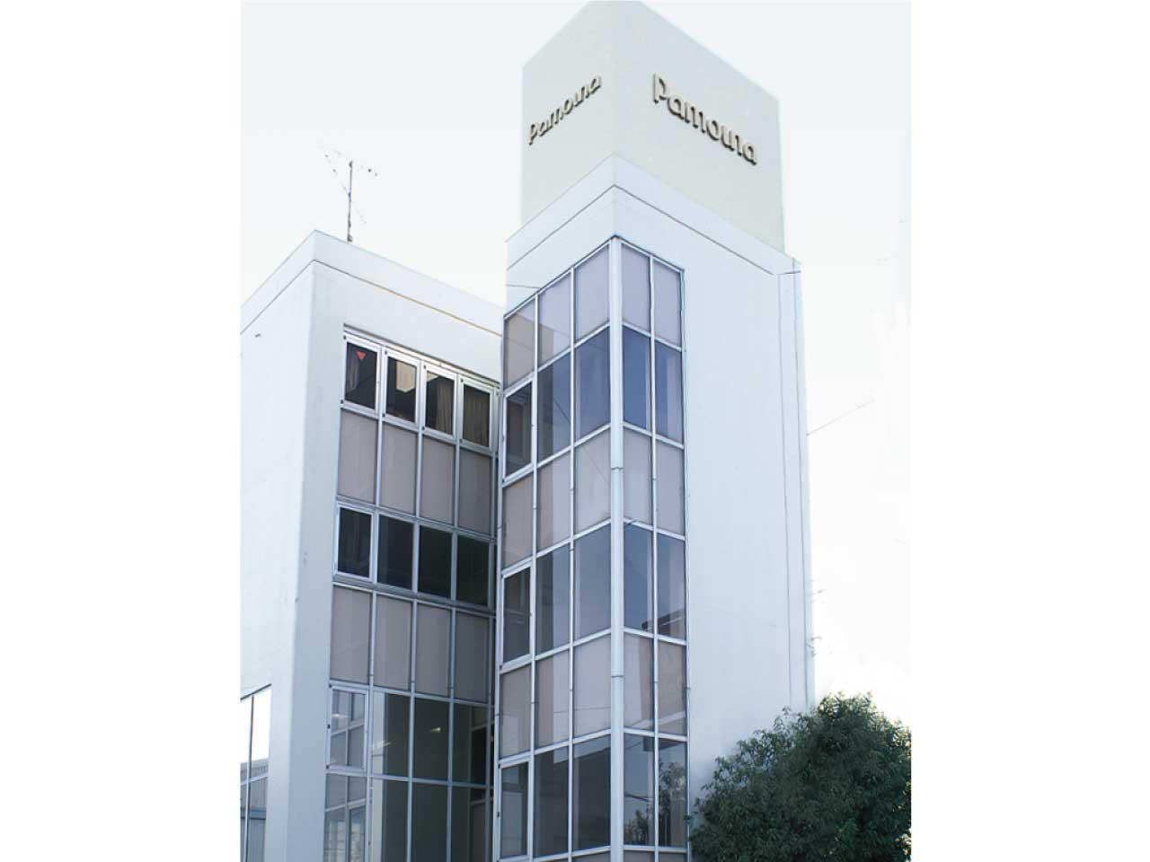 ロゴマークが印象的な<br />高富工場社屋（岐阜県山県市）