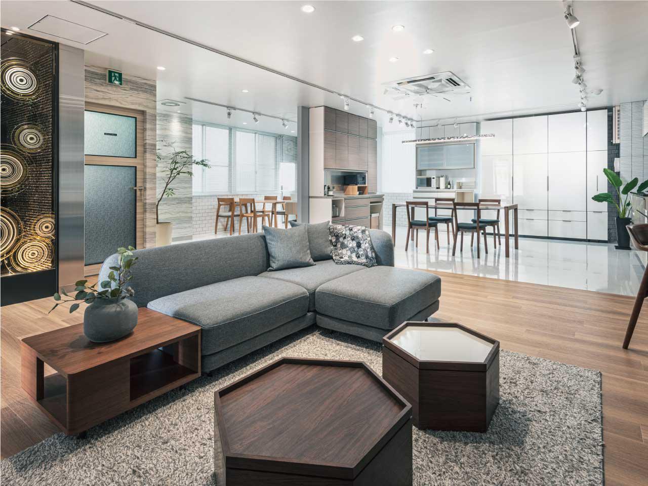 現在主流の食器棚(食器と家電収納を１つにし、調理補助スペース付)は、同社が1990年代にリリースしたモデルが原型。