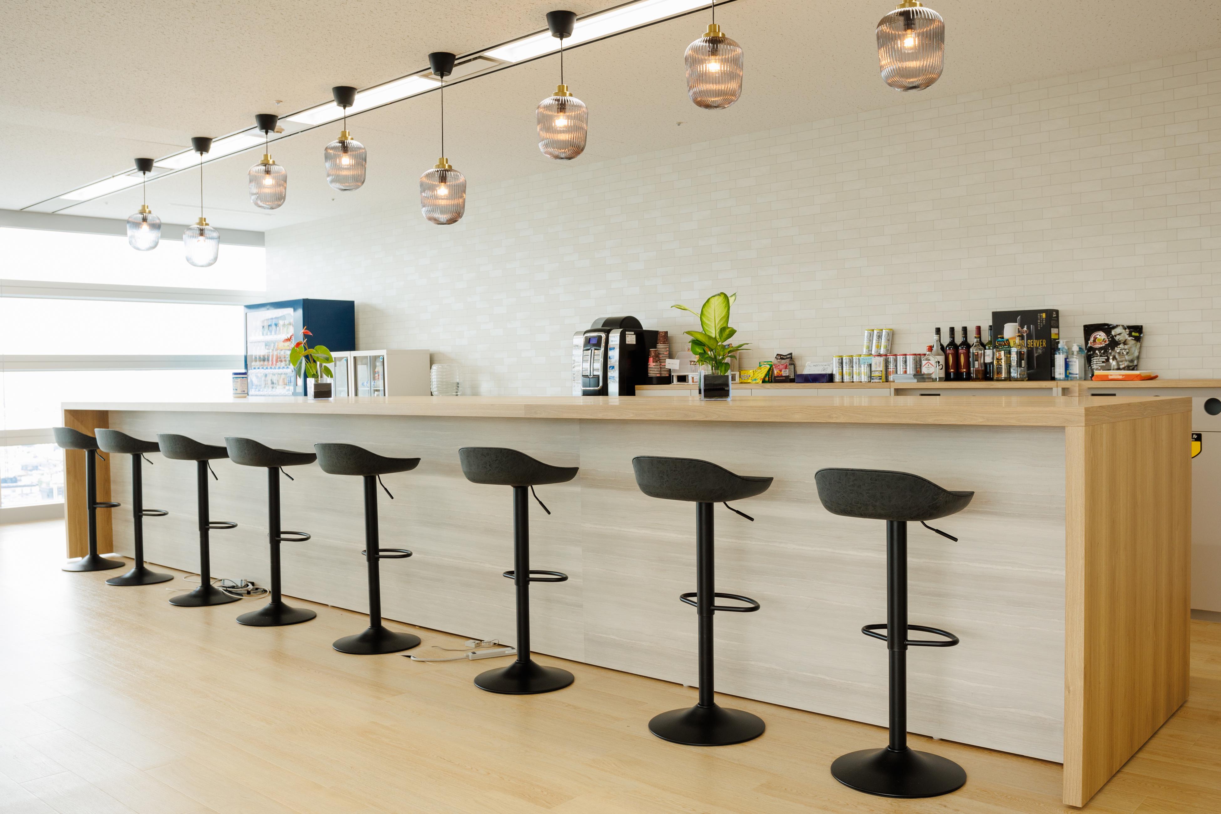 カフェスペース（カウンターバー）は、ウォーターサーバー（炭酸水機能あり）コーヒーサーバー（飲み放題）に加えて、フリードリンク・フリースナックも用意してます（※18時以降はビールも無料です！）
