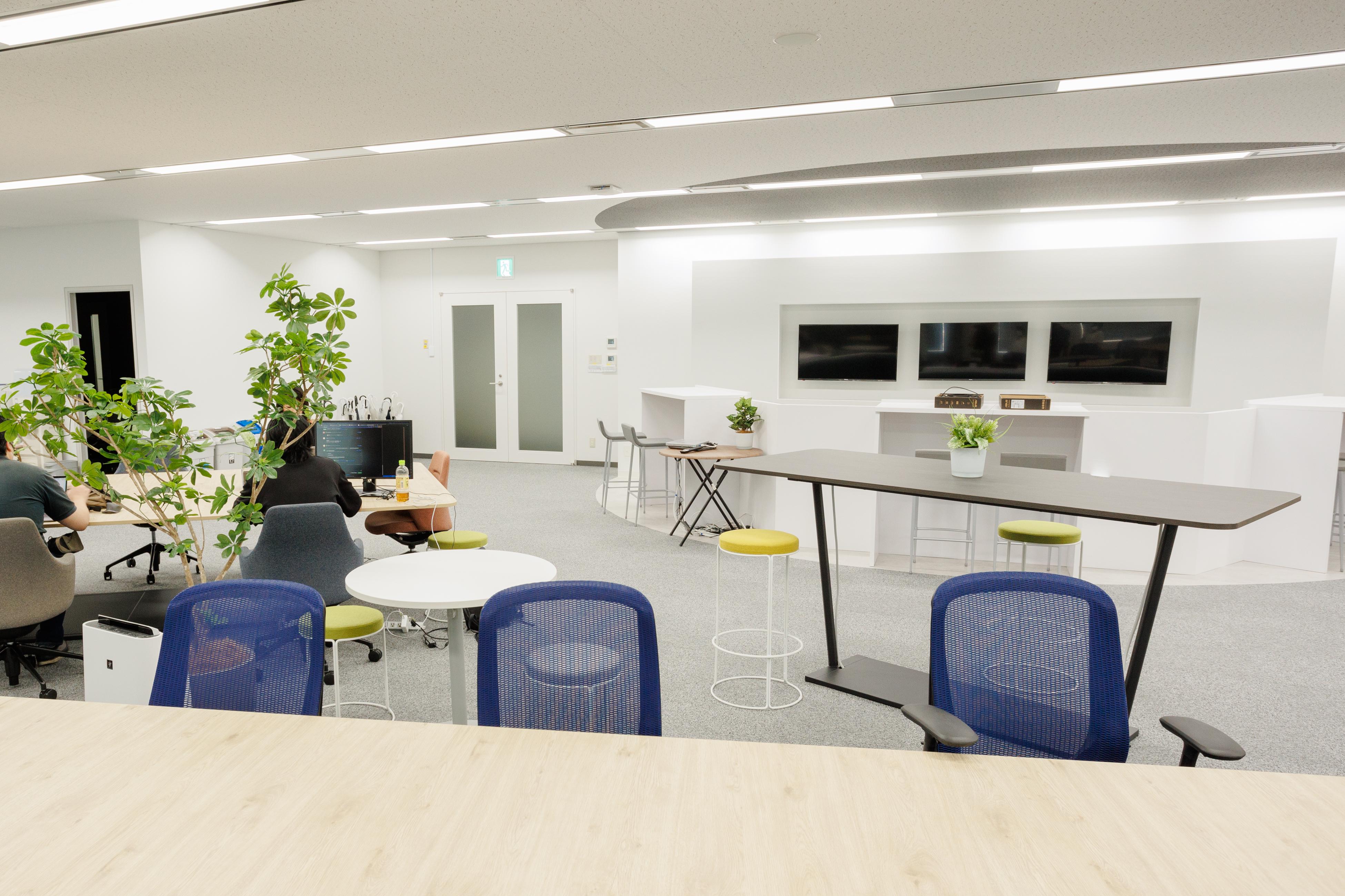 オフィスは目黒駅直結。
オフィスはフリーアドレスで、テレワークとオフィスワークを自由に組み合わせるワークスタイルを取り入れています。コアタイムなしのスーパーフレックスタイム制も2021年からスタートしました。