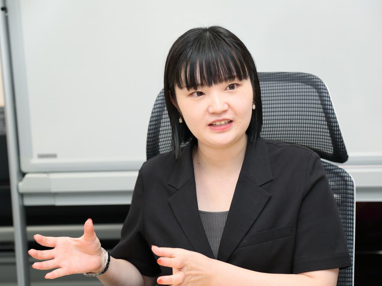 メイン講師は日給63,800円、サブ講師は日給47,300円と好待遇を用意し、研修期間中の出張宿泊費や交通費を全額支給している。