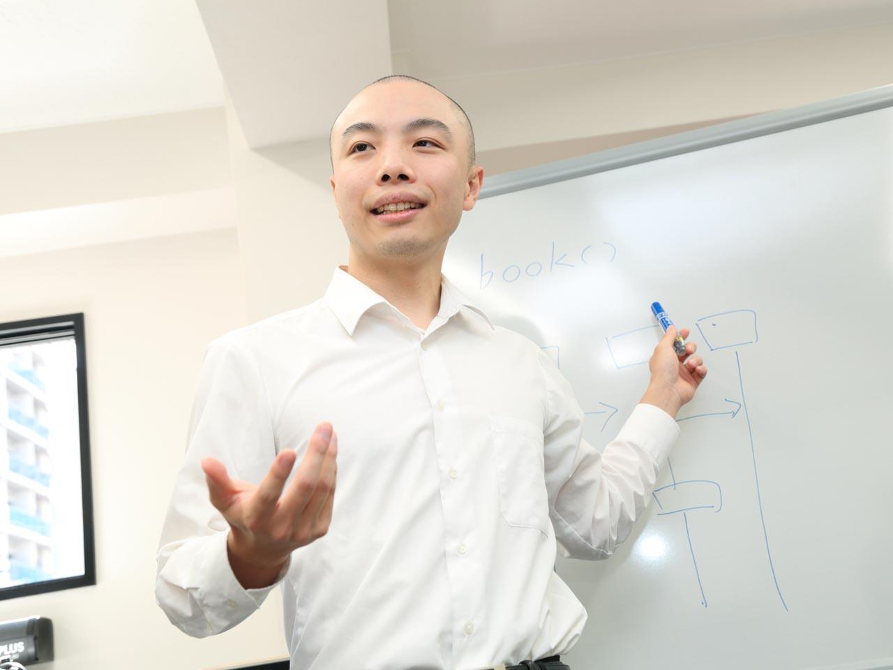 「開発」「ネットワーク・サーバー」「教育資格手法」の三つの領域で、ハイスキルのエンジニアを揃え、メイン講師だけでなくサブ講師を付けることで、受講生の学習を手厚くサポート。