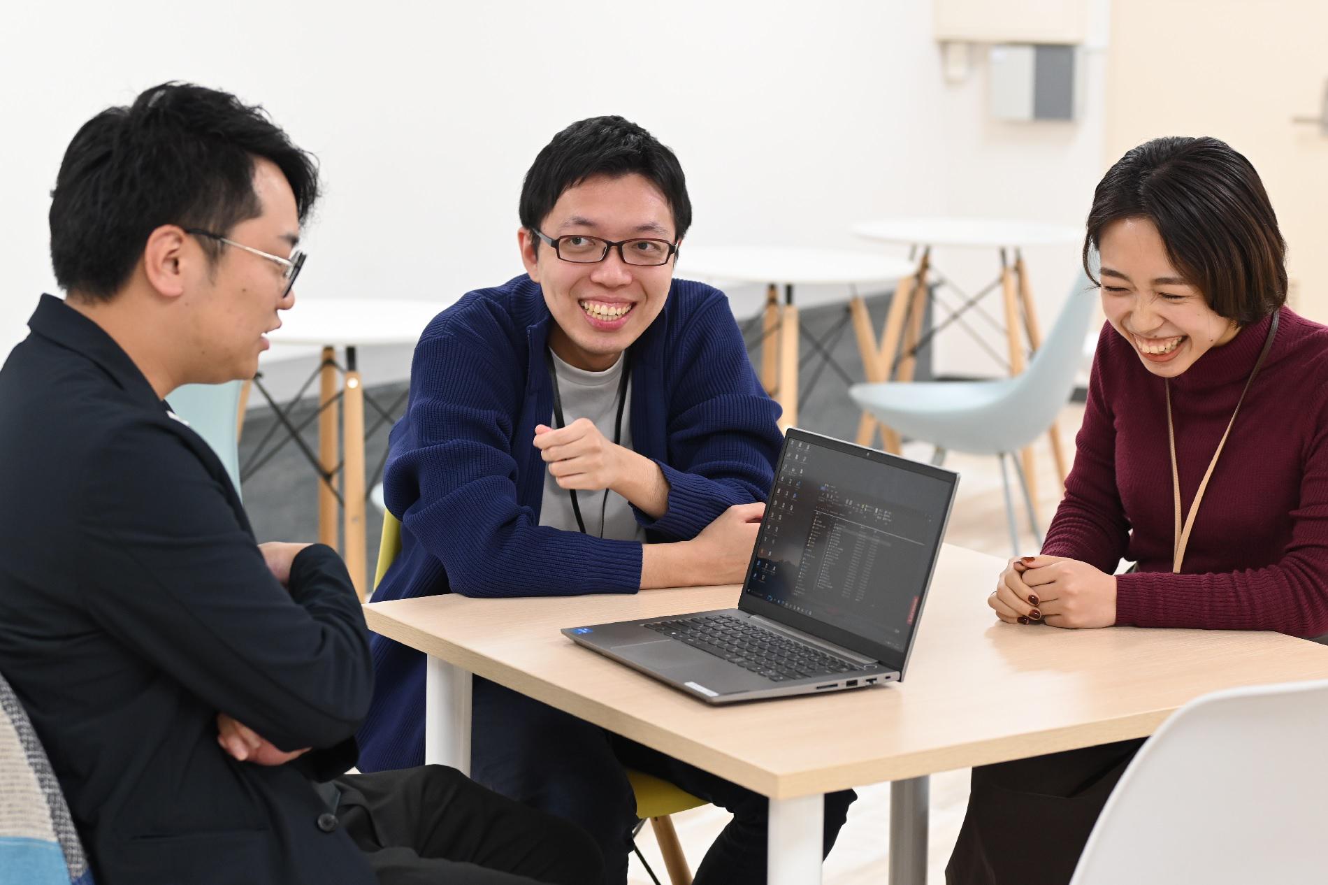 社内のコミュニケーションは活発で温かな雰囲気。仕事もプライベートも両方充実させたい人にとってはピッタリの環境だろう。