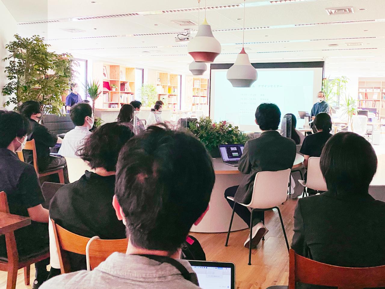 社内での研修を実施している。また外部のセミナーに参加したり、海外へ視察にいったりと、「学ぶ機会の多さ」が同社の特徴だ