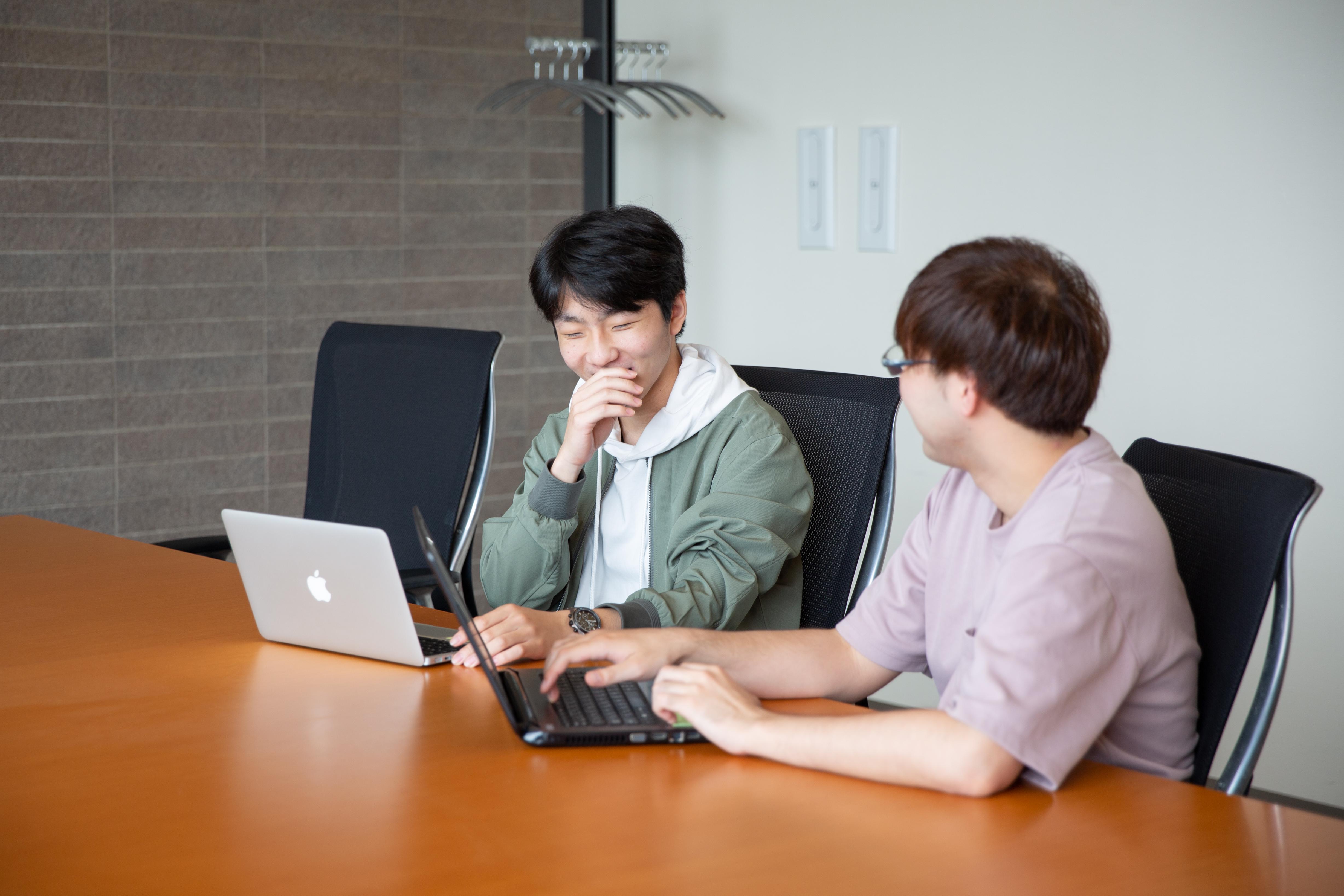 月平均残業時間は6.25時間、年間休日は130日、産育休取得率100％
ワークライフバランス重視の職場です。