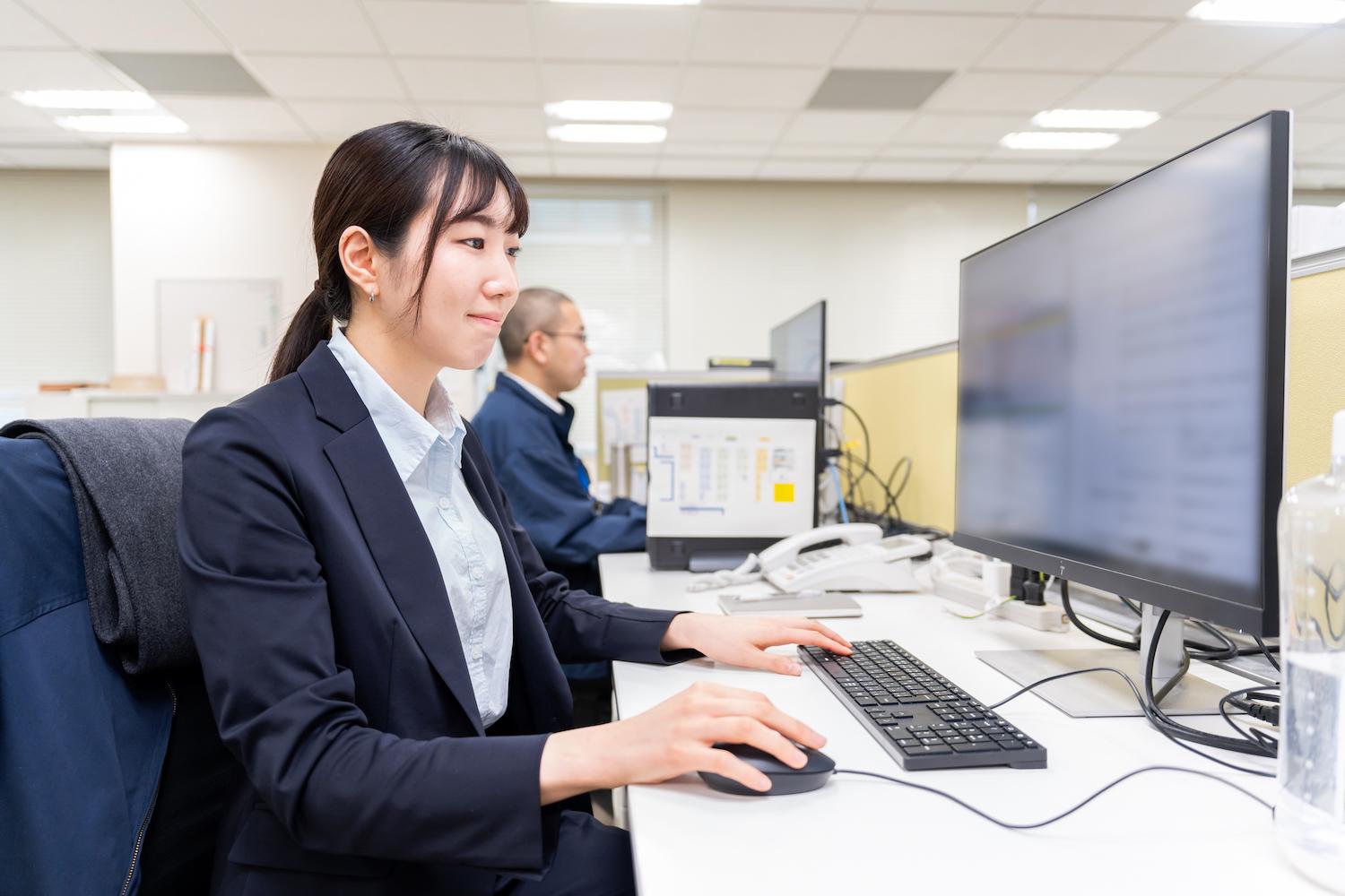 多くの案件は顧客から直接受注し、顧客のニーズに基づいてシステムの企画提案から設計、開発といったプロジェクト全体を遂行する。