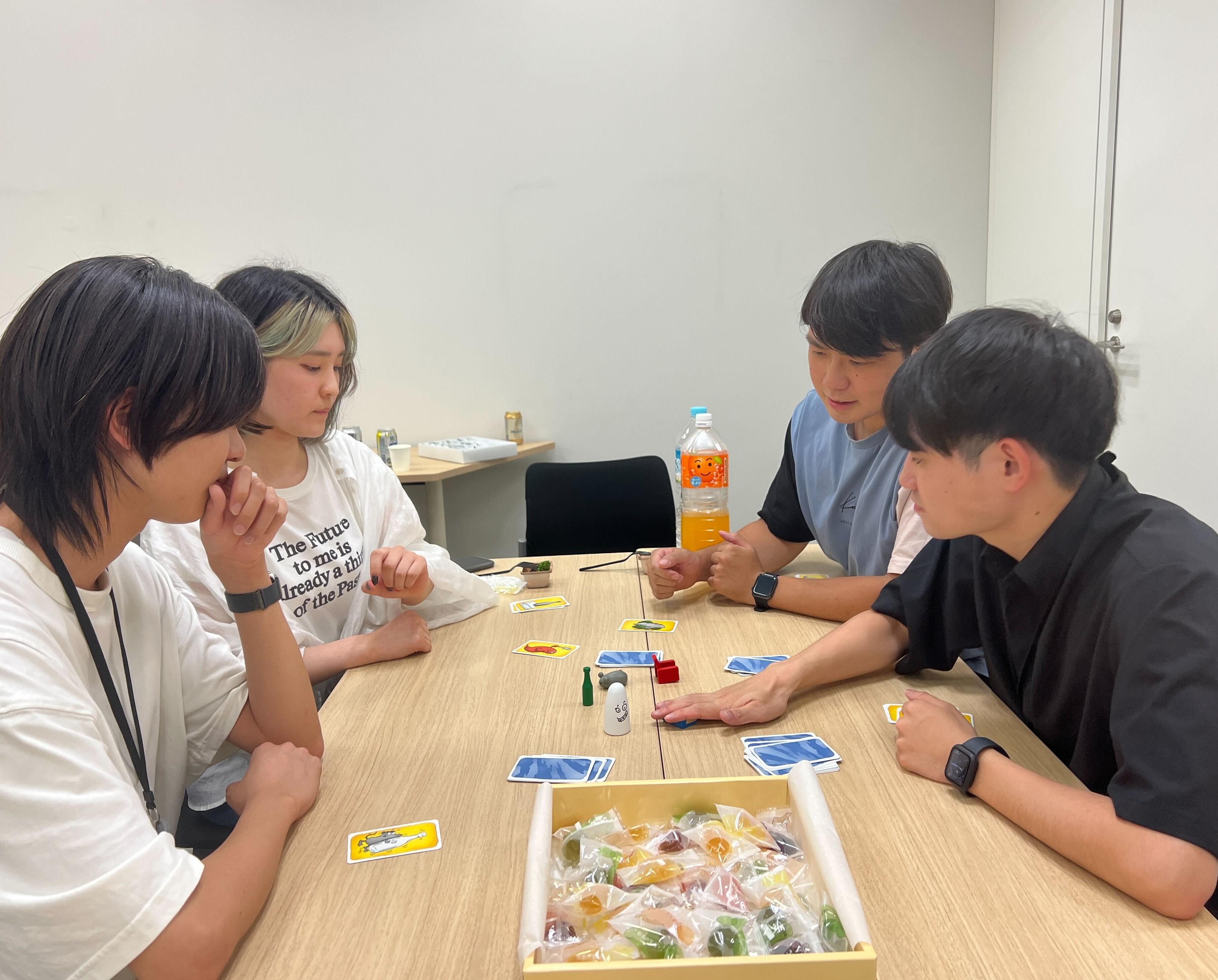 リモートを中心にしつつ、現状月2回の出社や定期イベントなどの集合機会もあります。お疲れ様会でゲームをして交流を深めることも！