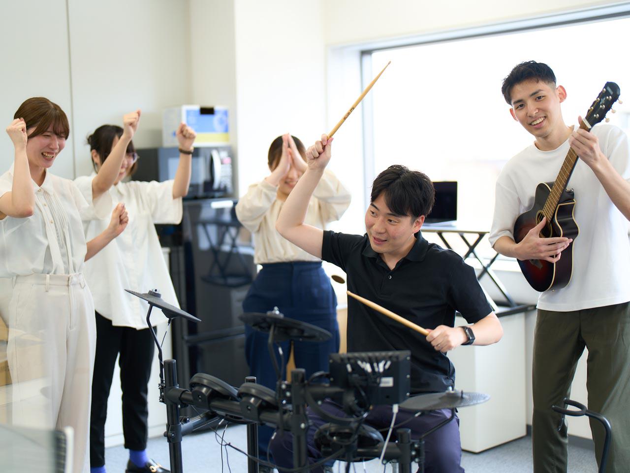 スキルアップのための資格取得に力を入れている同社。取得者には月次の資格手当を支給する。受講し放題のe-ラーニングも導入している。
