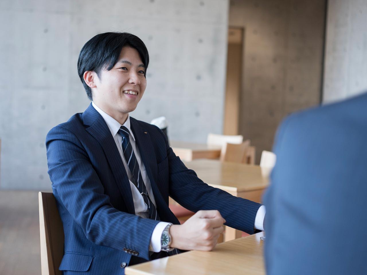 離職率は極めて低く、平均勤続年数は20年弱と長期に及ぶ。