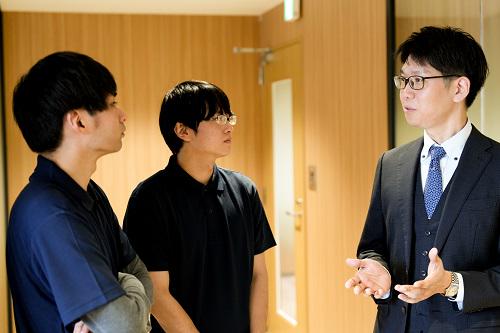 コミュニケーションをとりながら業務に取り組んでいます。