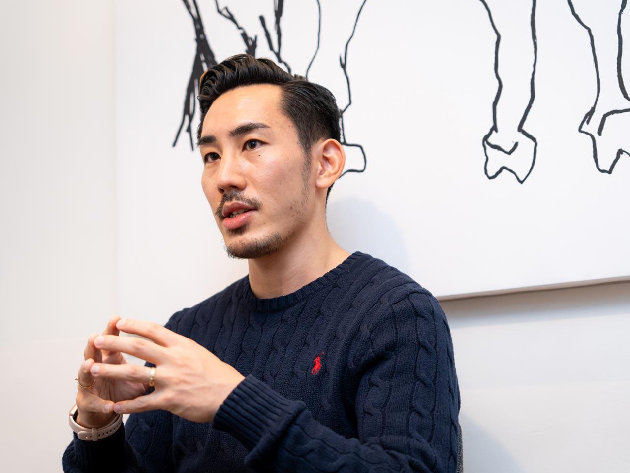 創業者で代表取締役を務める鈴木啓祐氏。
元海外プロサッカー選手という異例のキャリアを持ち、ドイツ、ポーランド、タイのプロサッカーチームを渡り歩いた。