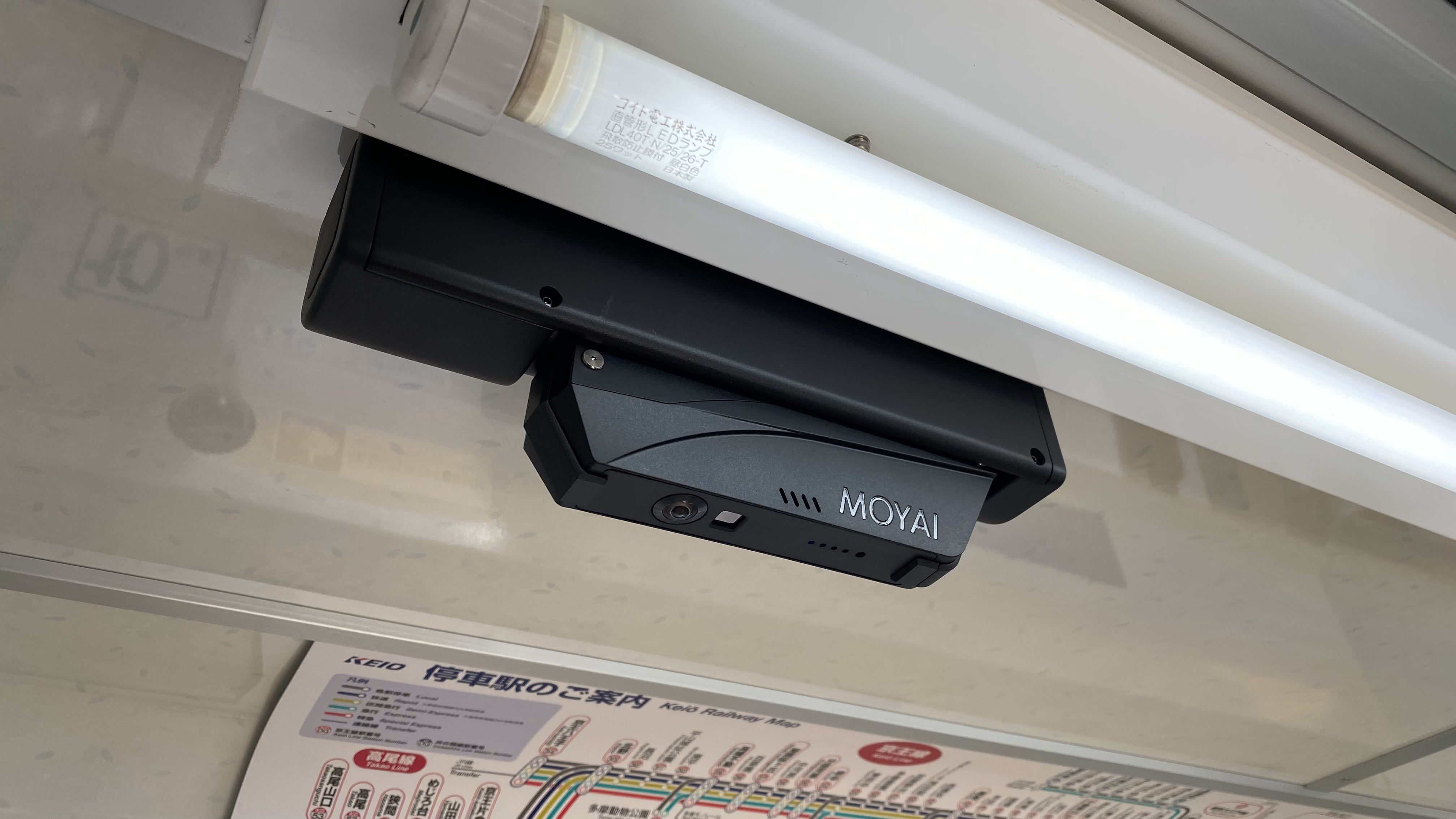 代表プロダクトであるマルチIoTセンシング&エッジAIデバイス『IoTube』は、LED照明と一体化したAI搭載カメラ。2023年現在、首都圏の大手私鉄6社の車両で活用されている。