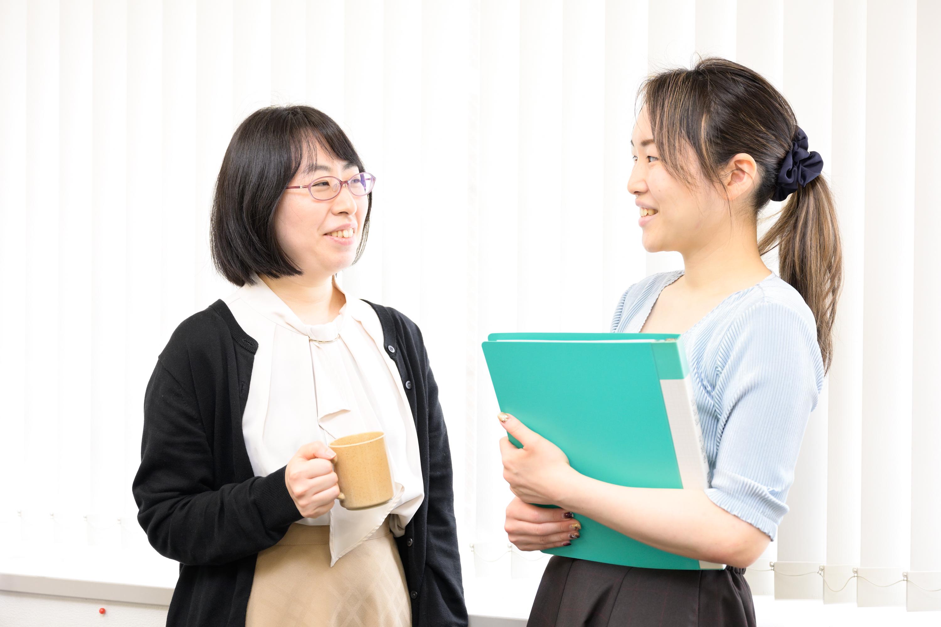 同社は、働きやすい環境を整えることにも注力している。原則、毎日定時退社を推奨しており、平均残業時間は月10時間未満と低い数字をキープ。