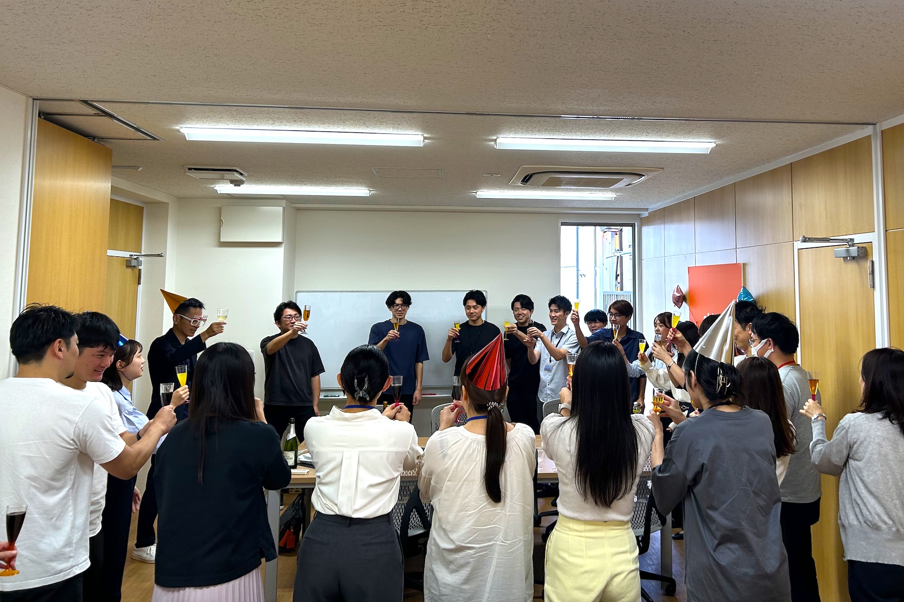 グループ会社Japanticketのオフィスも徒歩3分に立地。普段からグループ間の交流が盛んに行われ、社長の誕生日にはサプライズでお祝いも。