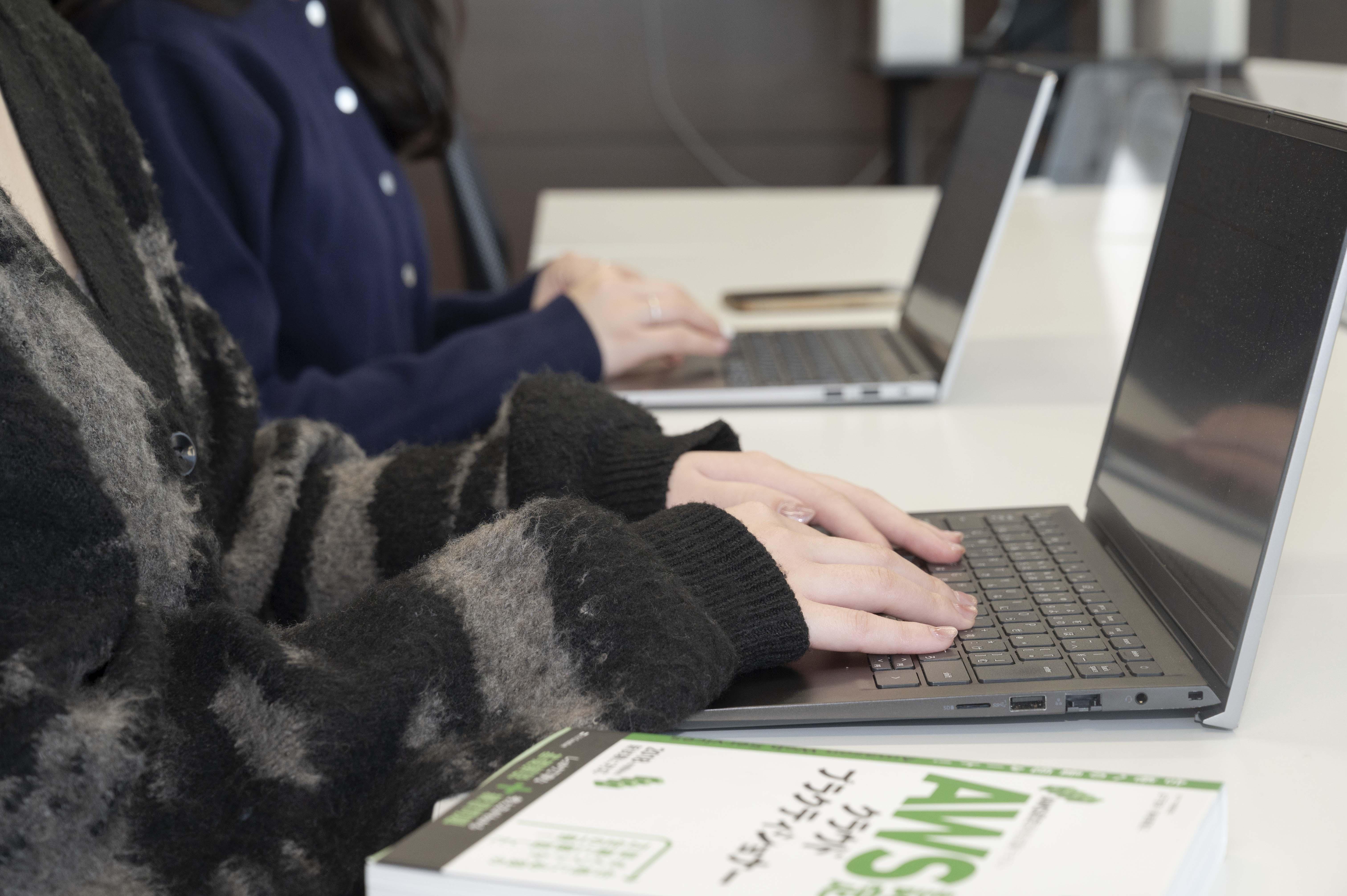 アパレル店員・カフェ店員・警察官・テレビディレクターなど様々な前職の先輩社員がいます！