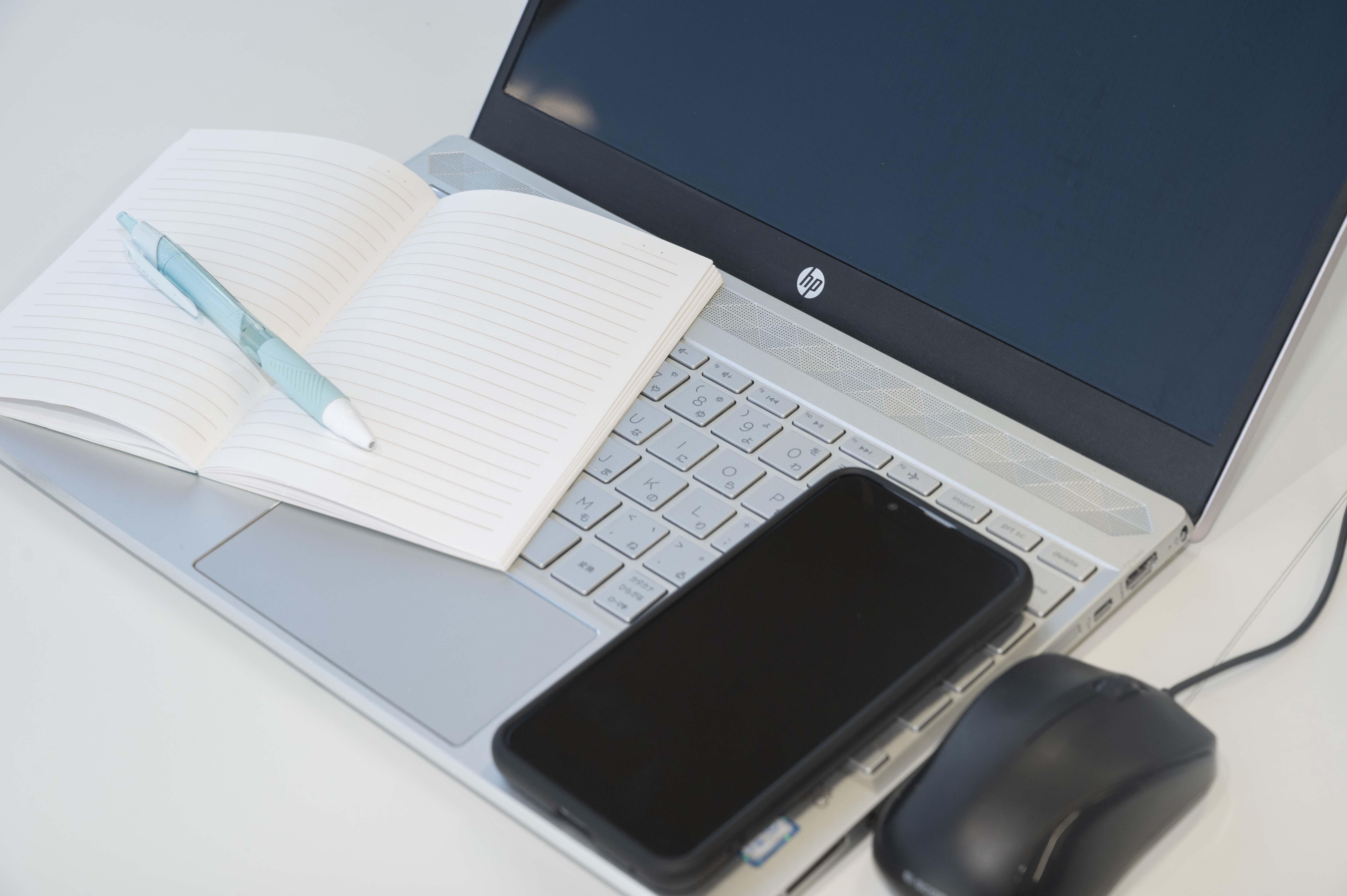 未経験から入社する社員が多い当社では、2ヵ月かけて、ビジネスマナーやITに関する知識をイチから身に付けられる研修を行っております。