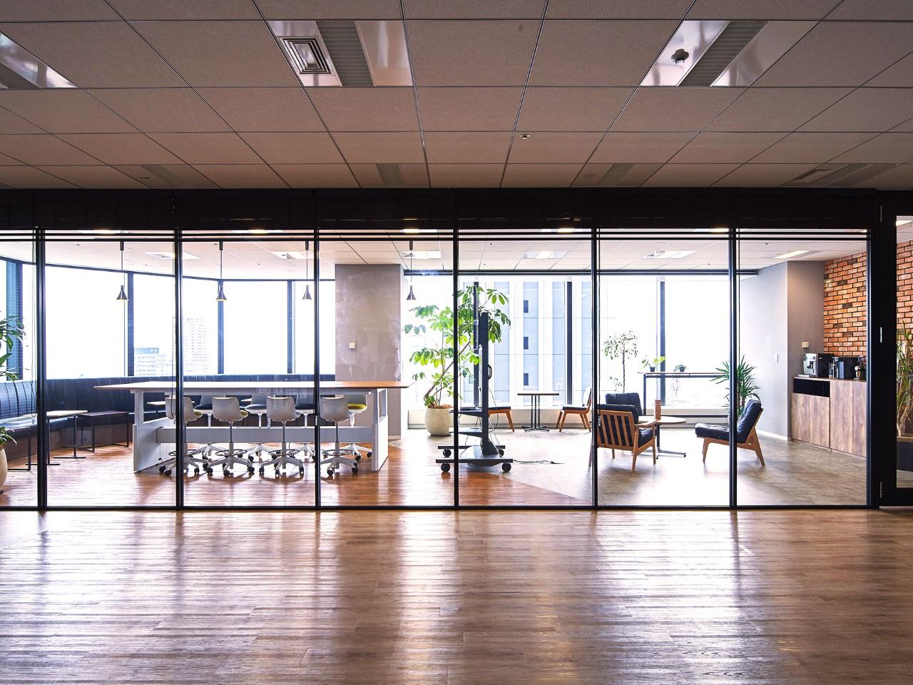 大阪駅前「グラングリーン大阪」を一望できる社内会議室