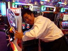 　
お客様に快適な遊技を楽しんで頂く為に、
店舗の内装などにも工夫を凝らしています。
　