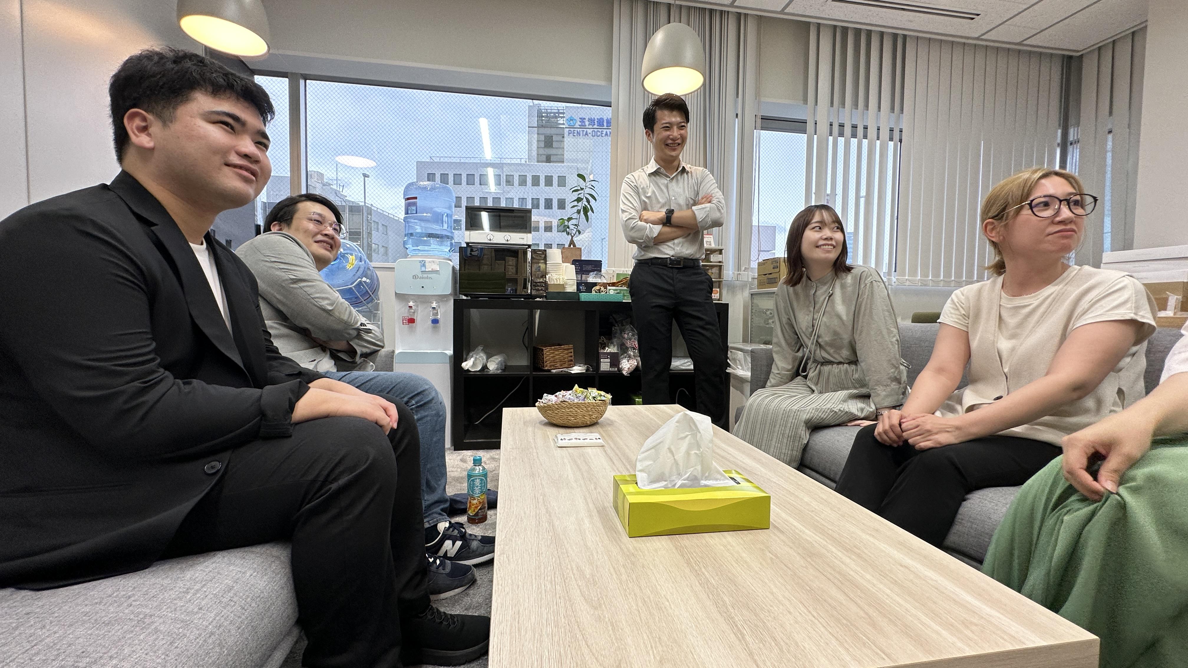 ミーティング風景。職種・年齢問わず、アイディアが飛び交う環境だ。