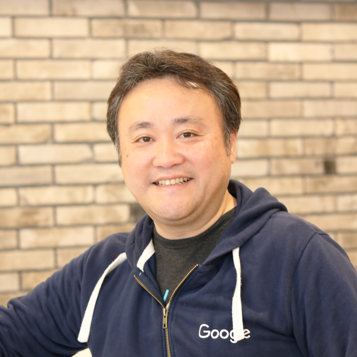 アンダーセンコンサルティング（現アクセンチュア）で数々の SI 業務に携わり、日本人として初めてGoogle Appsスペシャリスト認定プログラム「Google Apps Certified Development Specialist」を取得した吉積礼敏が代表取締役会長を務めています。