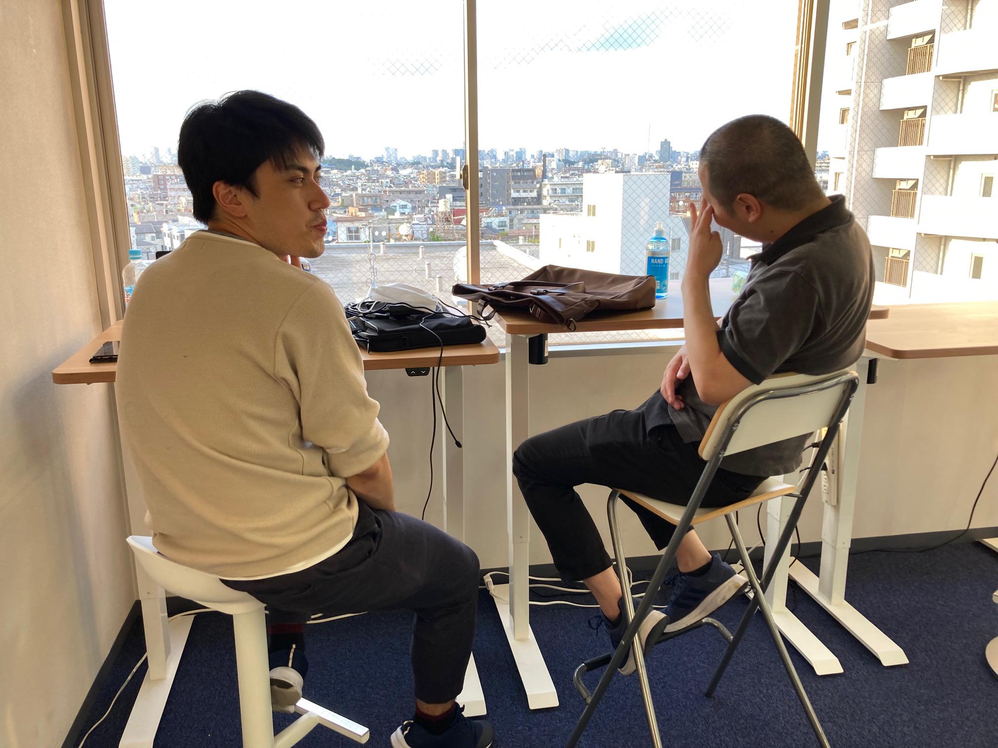 「電動昇降式デスク」も導入
腰痛の方には、最適です
更に、マッサージチェアも常備