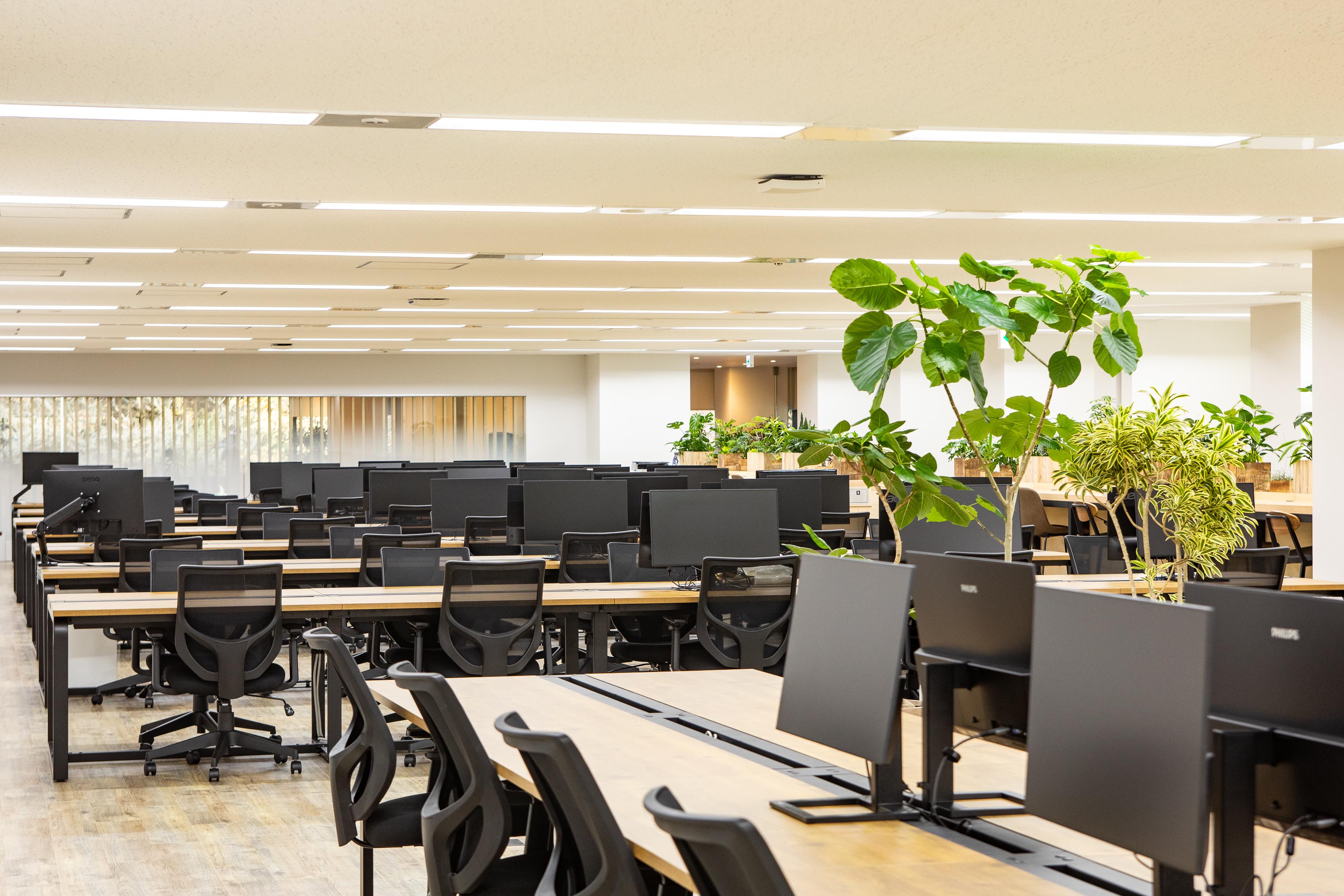 仕切りのないワンフロアですが、集中する時間帯はとても静か。エンジニアやデザイナーにも、優しい環境です。
