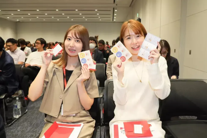 Mission・Vision・Valueのオリジナルステッカーやアイテムを配布し、日々社員の目に触れるようにしている