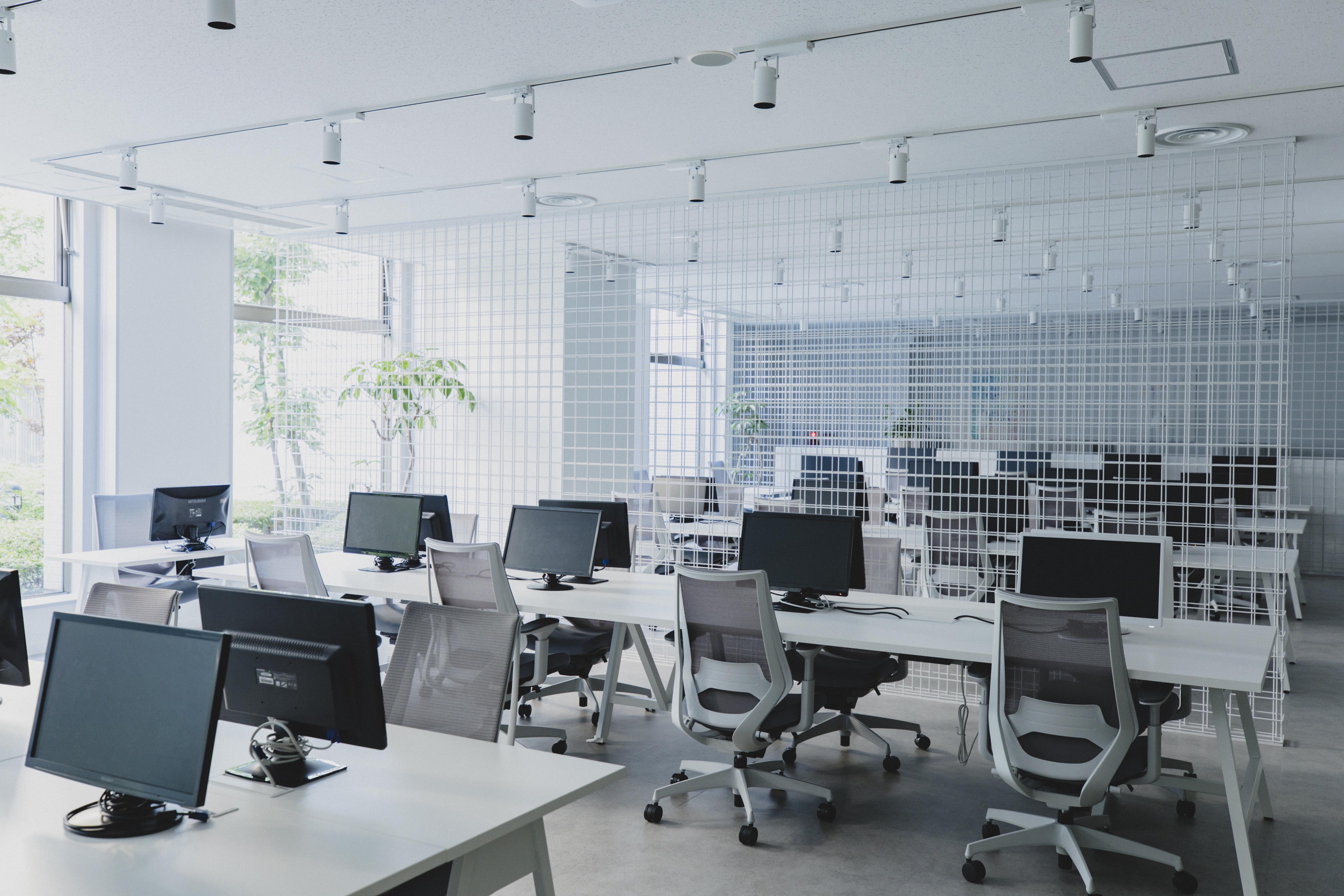 【東京オフィス】解放感と清潔感のあるストレスフリーな環境。フリーアドレス制のため、気分を変えることも可能です。