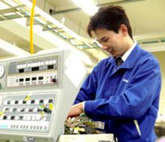 人工呼吸器のメンテナンスを行なう社員<br /><br /><br /><br />