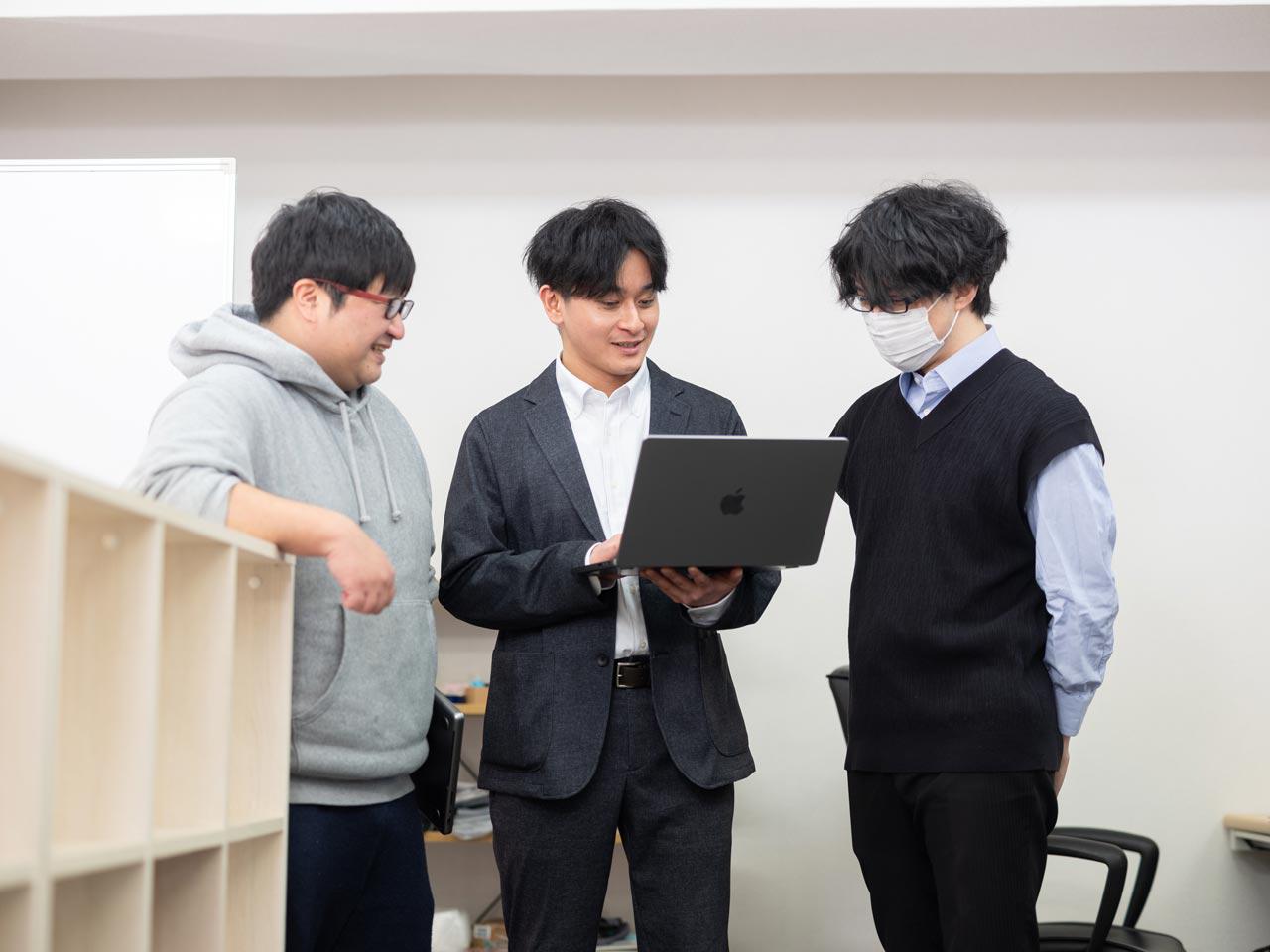 メンバー数は4名で、バックエンド／インフラ、フロントエンド、アプリという専門性を持つエンジニアがバランス良く揃っている。また、全エンジニアが7～10年の経験を持つ熟練集団である。