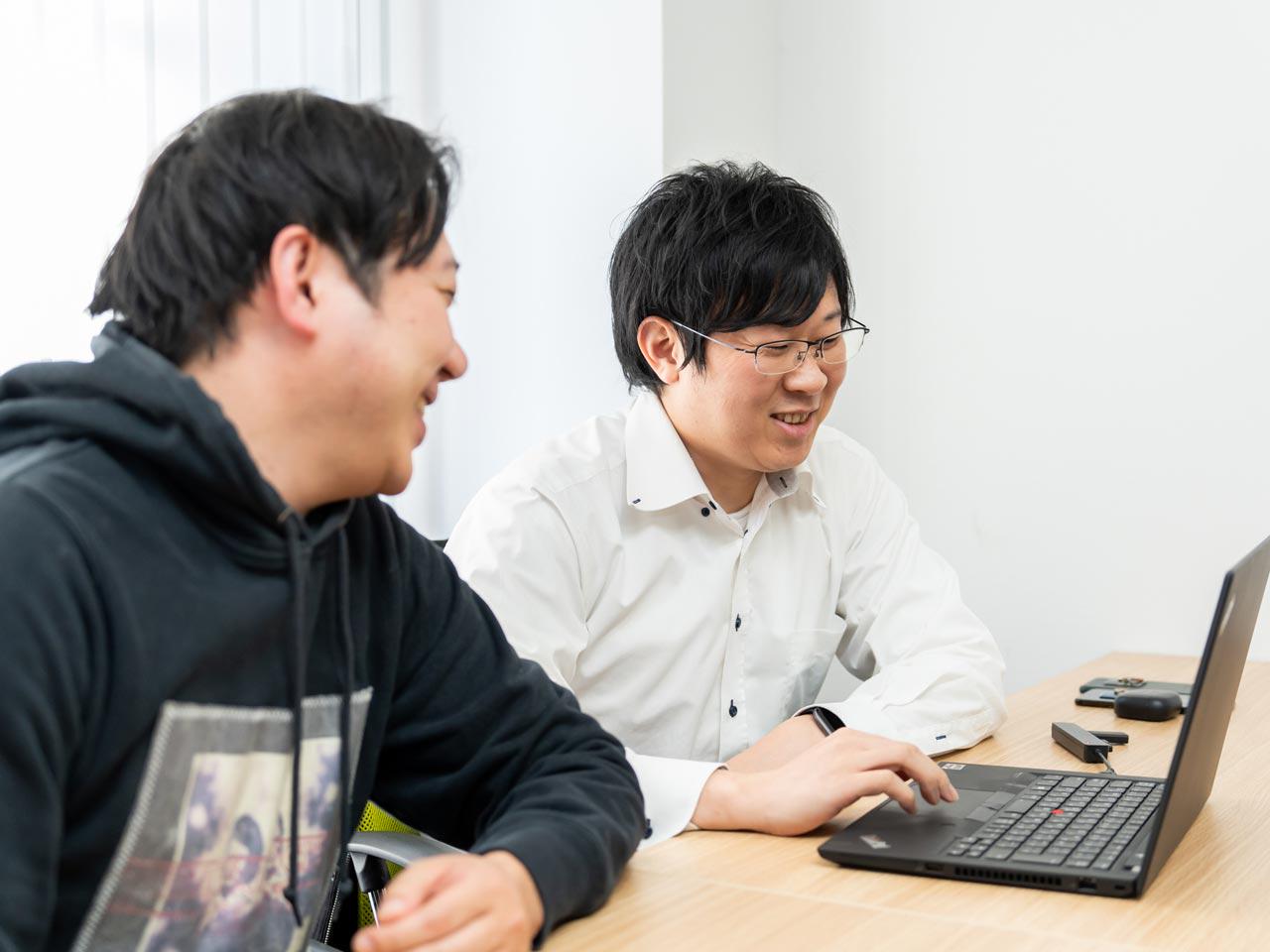 PC端末数台から数百台規模のサーバールーム用まで対象規模も幅広い。取引先はSIer経由と直取引が半々で、90%以上が受託。