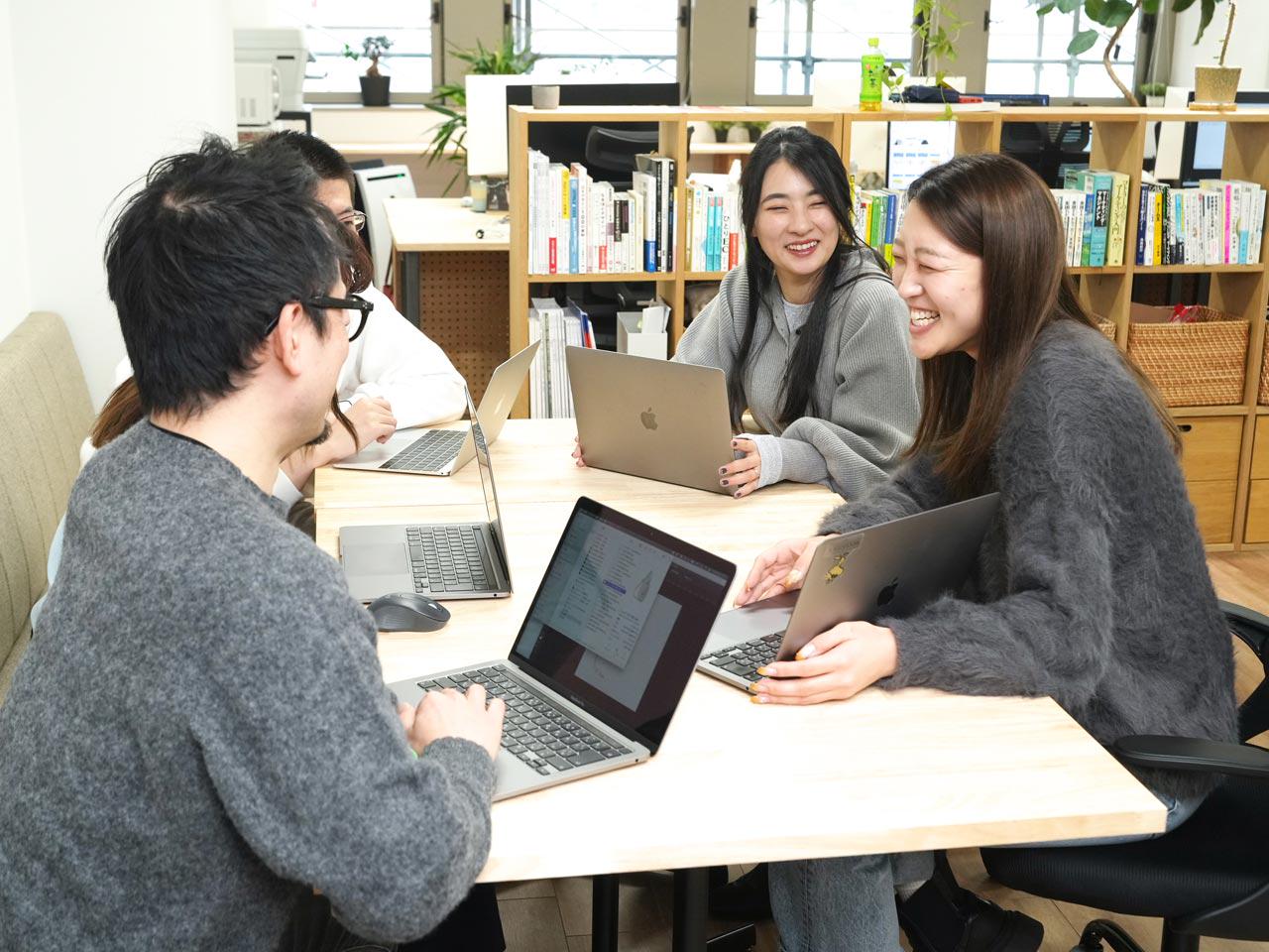 個々の異なるバックグラウンドがチームの強みとして活かされている職場。