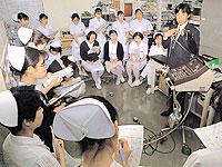 院内ナースセミナーで人工呼吸器の<br />適正使用のレクチャーを行う社員