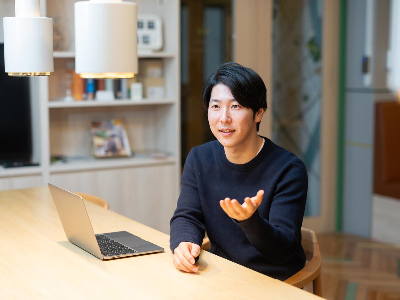 働き方には自由度があり、フルリモート・フルフレックス勤務が基本。社内コミュニケーションも活発にできる人材を求めている。