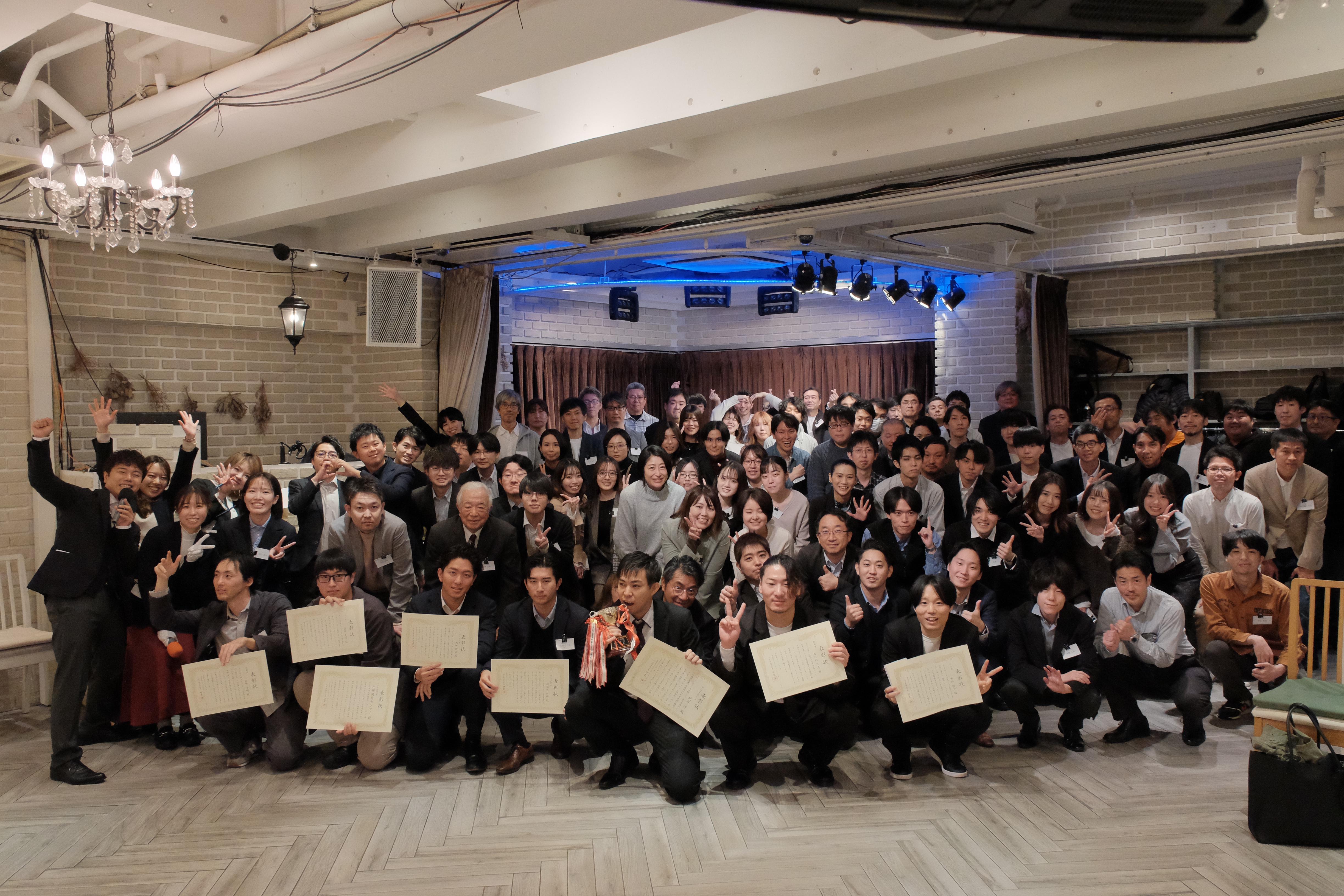 年に２回のキックオフでは、100名を超えるメンバーが集結し交流を深めます。