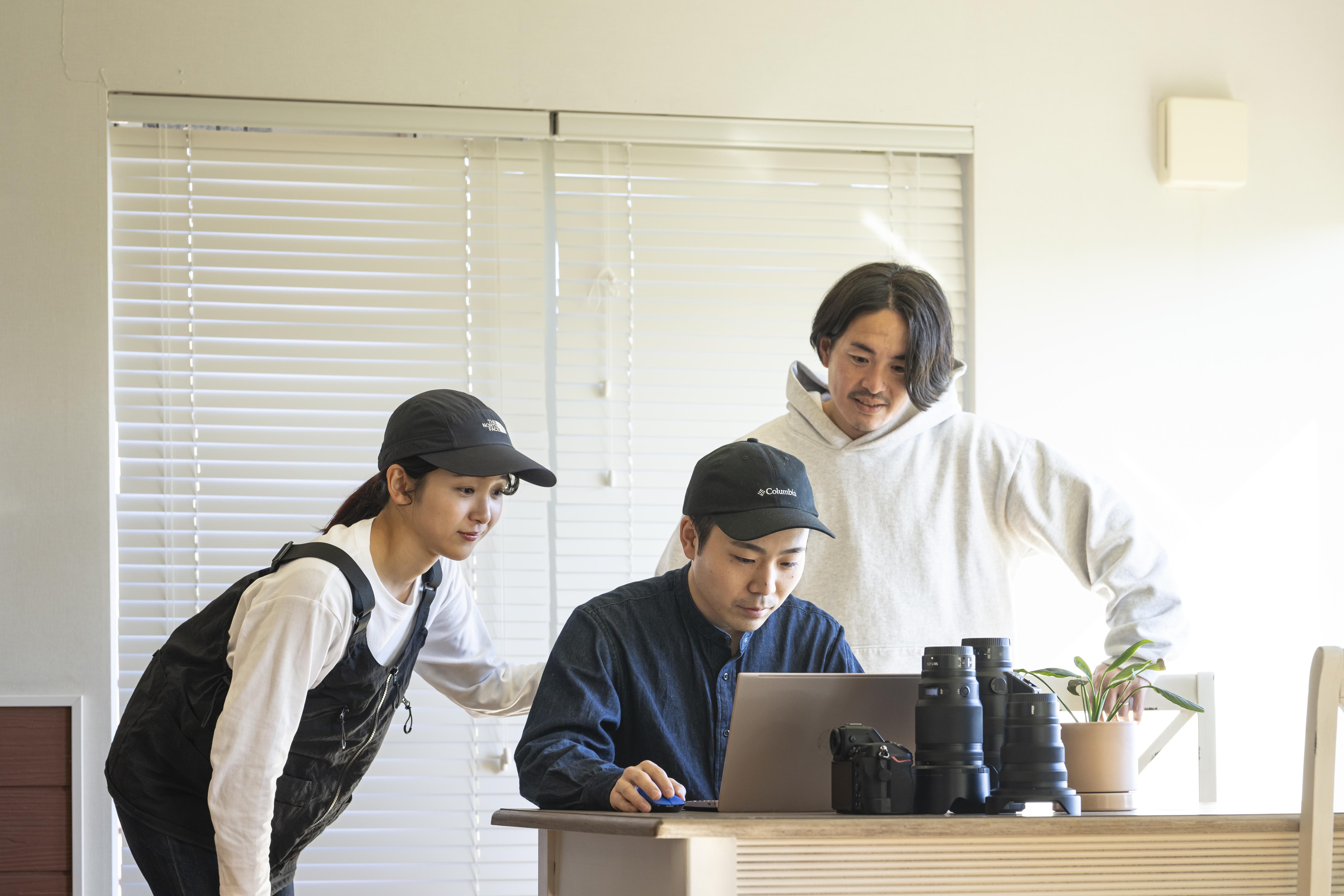 創業3年半ほどで事業基盤ができ、2021年から社員採用を開始。2023年2月現在10名を擁するが、今後採用に力を入れ、内製体制を充実させ組織力を強化していく方針だ。