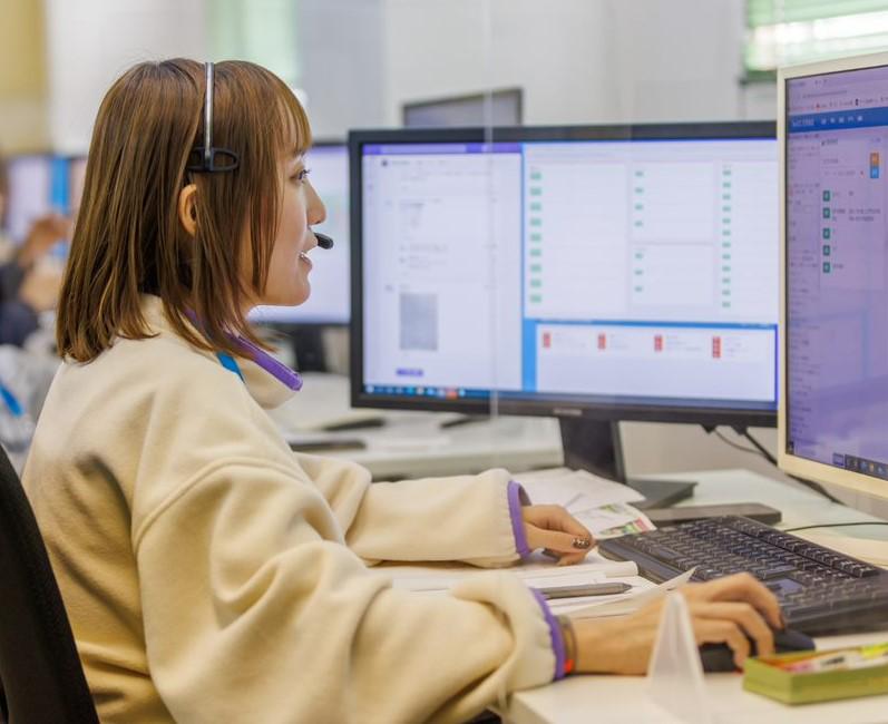 「タクシー会社の配車業務受託運営サービス」を行う配車コールセンターの風景です。